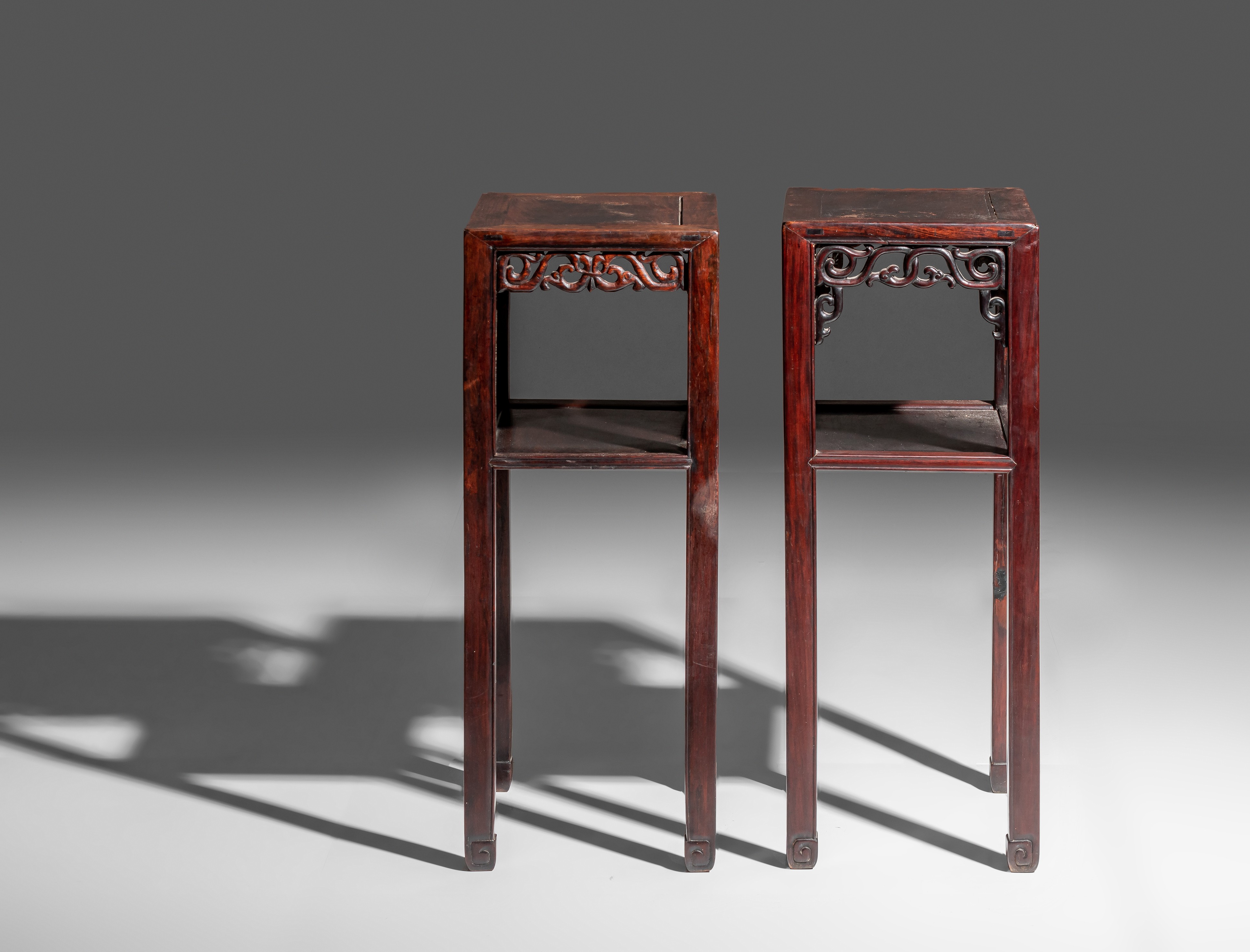 A pair of Chinese rosewood high stands, late Qing/Republic period, H 79,5 - 81 cm - Image 4 of 9