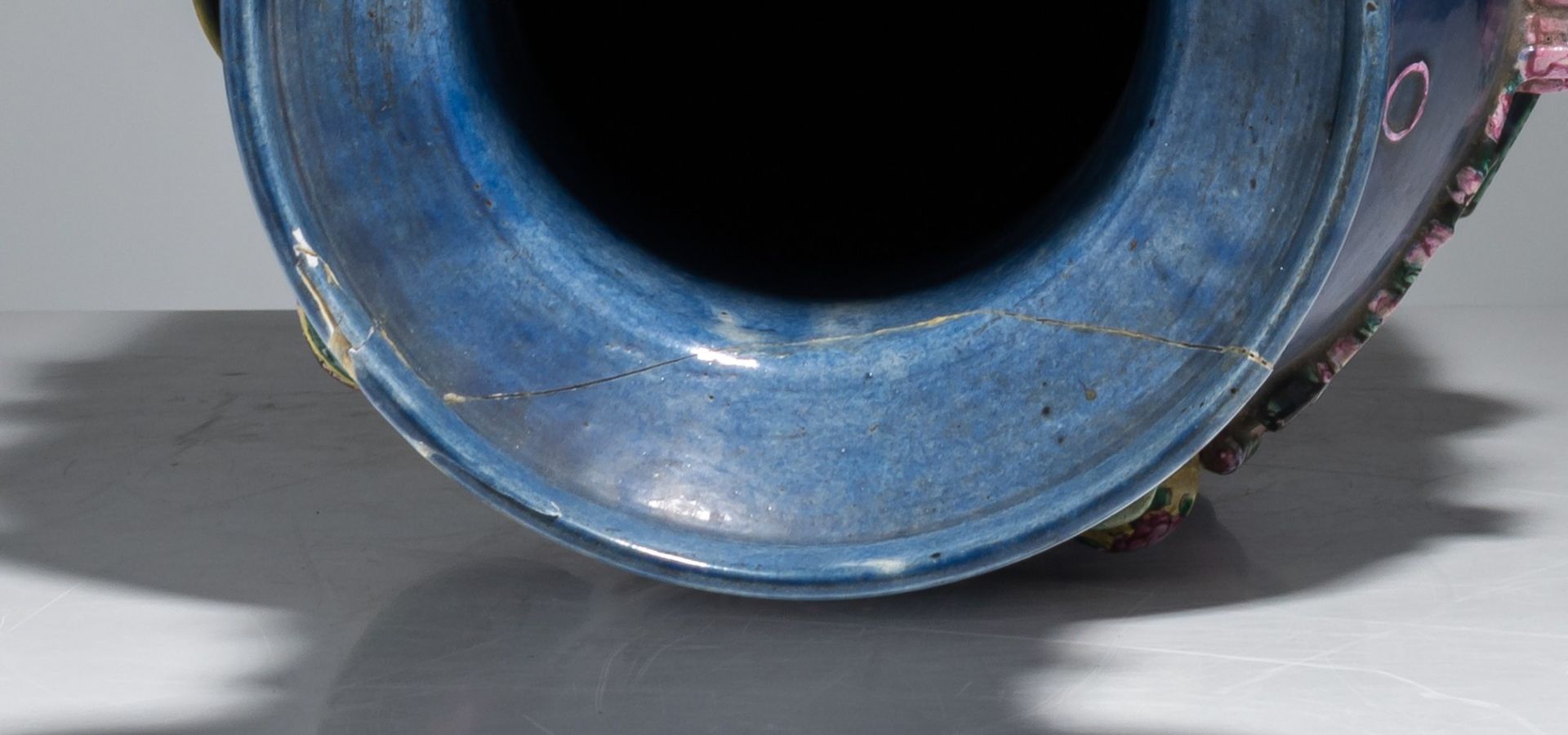 A Chinese blue ground 'One Hundred Treasures' vase, 19thC, H 60,8 cm - Bild 10 aus 10