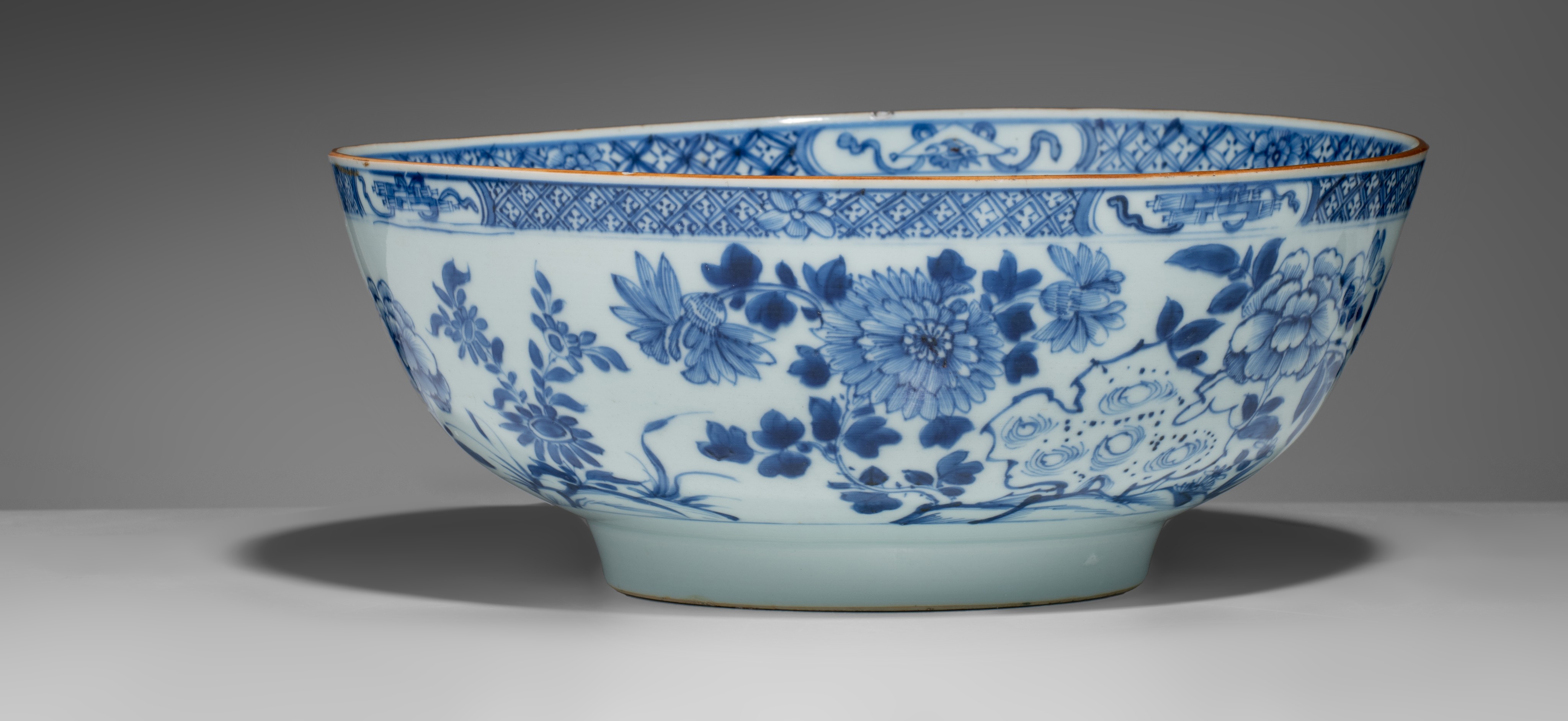 A collection of Chinese Imari and blue and white export ware, 18thC, largest ø 29 cm (6) - Image 6 of 11