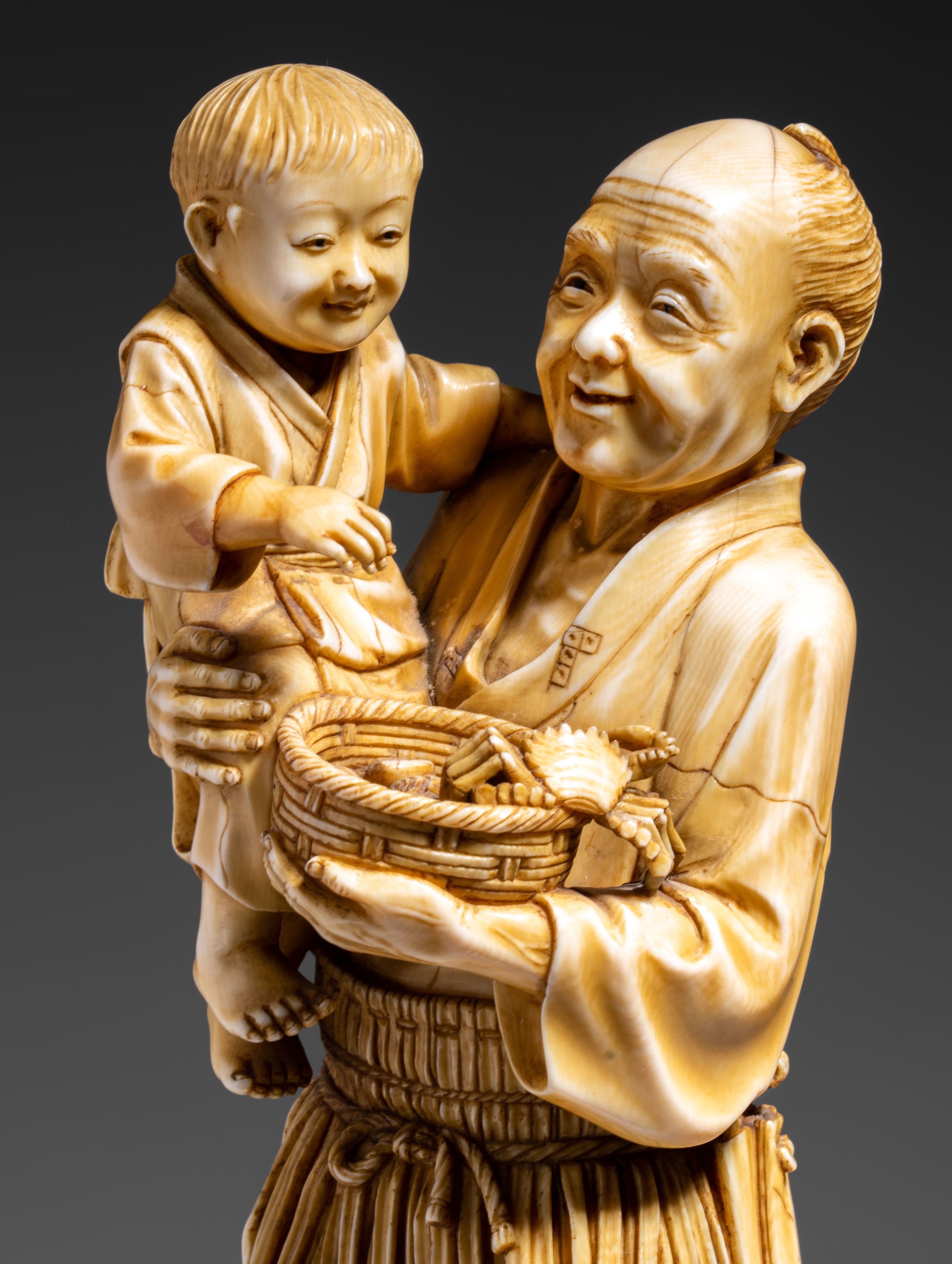 A rare Japanese ivory okimono of a proud grandfather, Meiji period, H 25,2 cm, 736 g (+) - Image 7 of 7