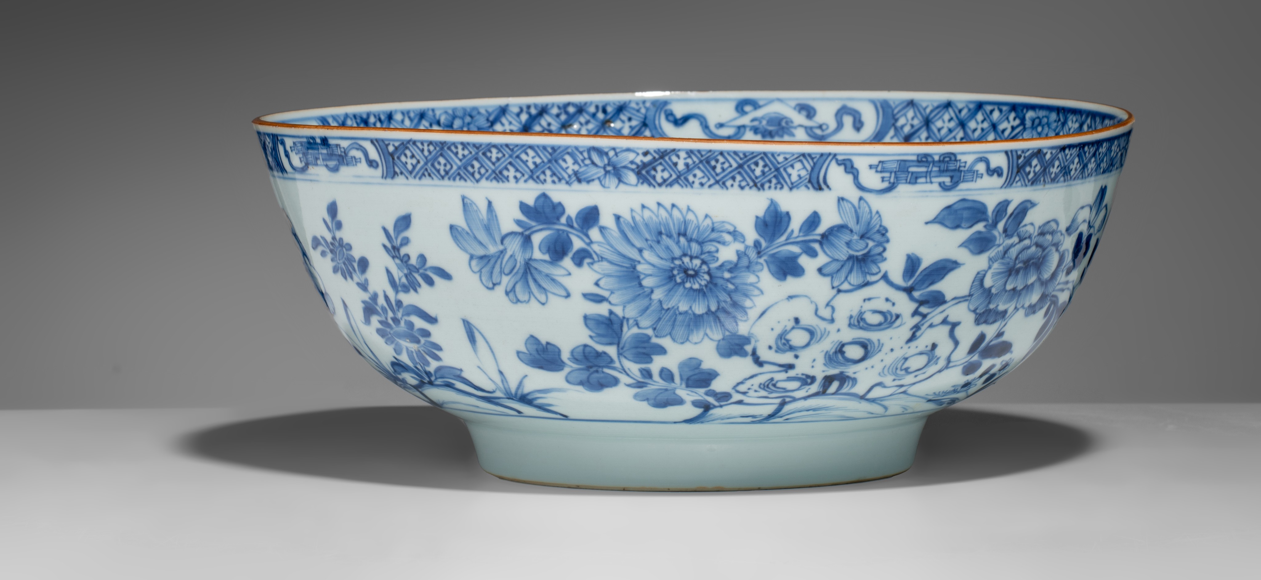 A collection of Chinese Imari and blue and white export ware, 18thC, largest ø 29 cm (6) - Image 5 of 11