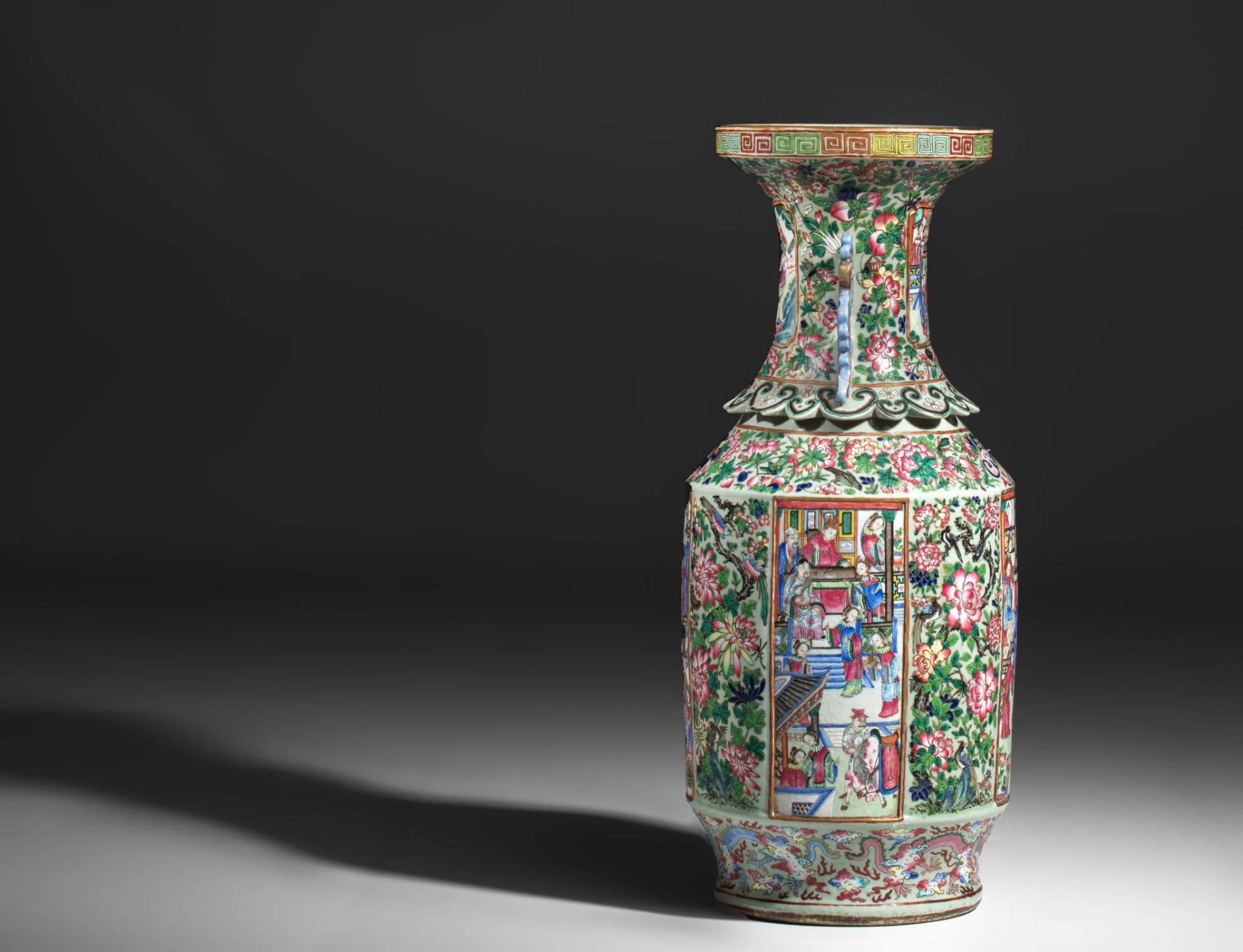 An imposing Chinese Canton famille rose vase, paired with stylised dragon handles, 19thC, H 85,4 cm - Bild 6 aus 14