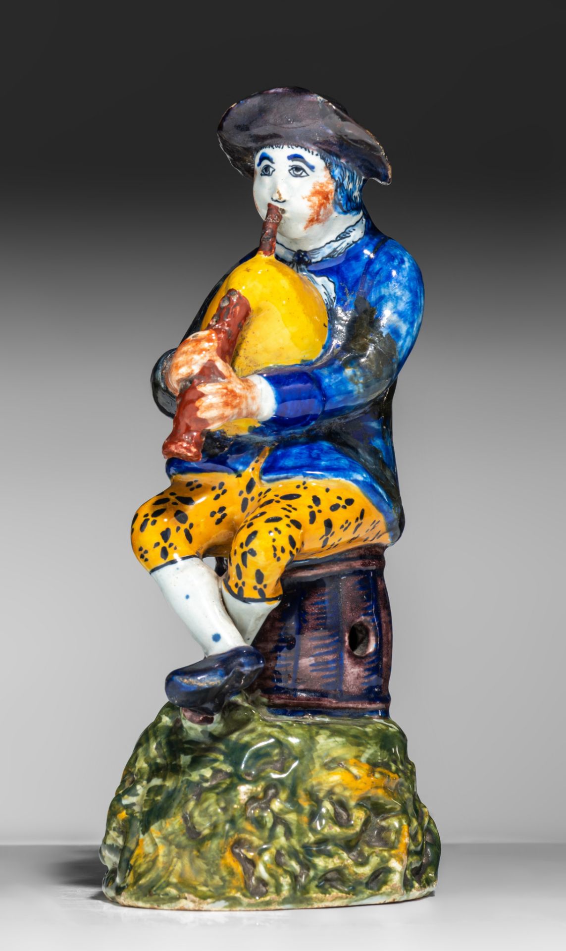 An 18thC Dutch Delft polychrome decorated figurine of a bagpiper, H 21 cm - Bild 4 aus 10