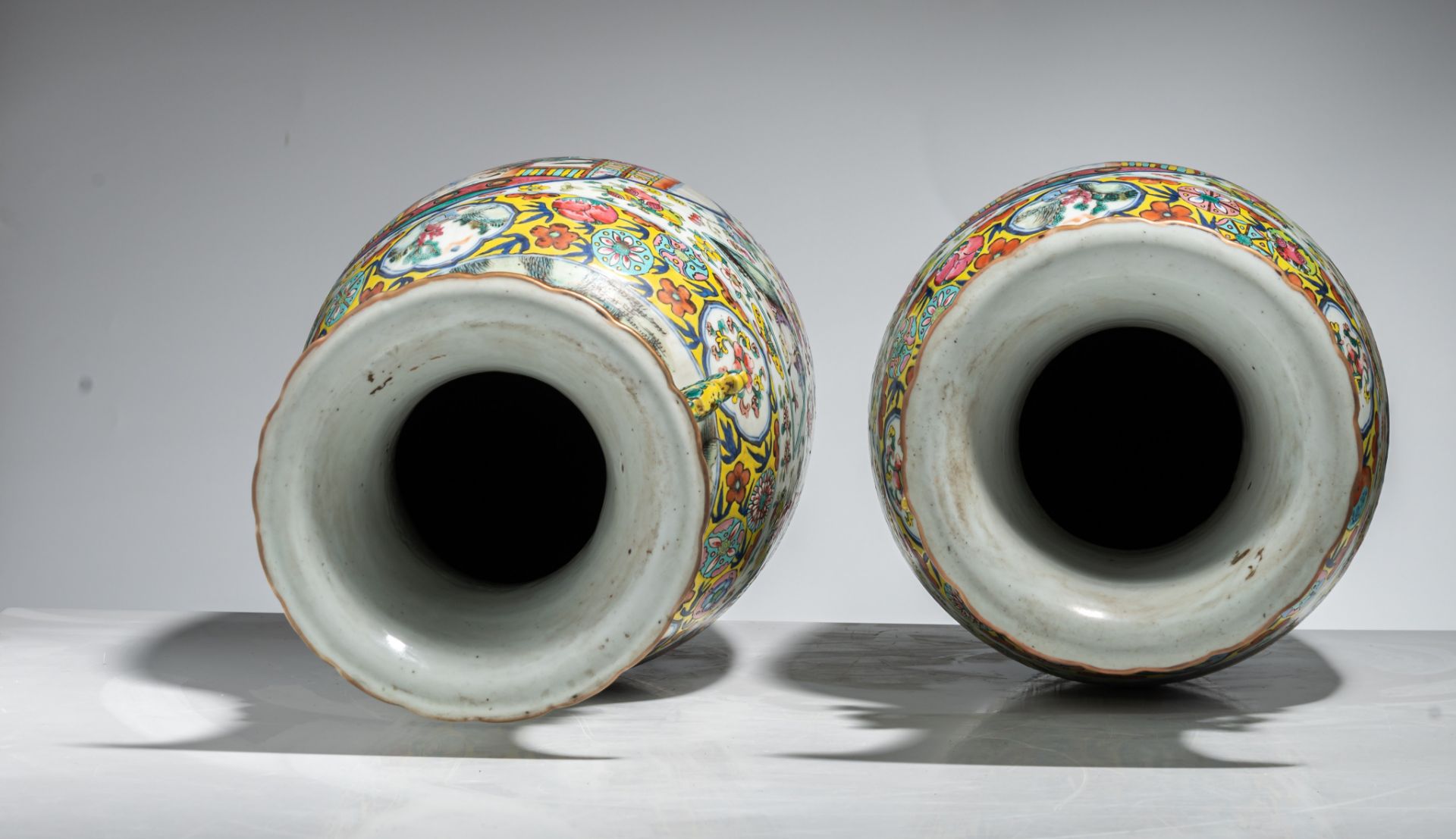 A pair of Chinese famille rose 'Court scene' vases, paired with lingzhi handles, 19thC, H 61 cm - Image 6 of 7