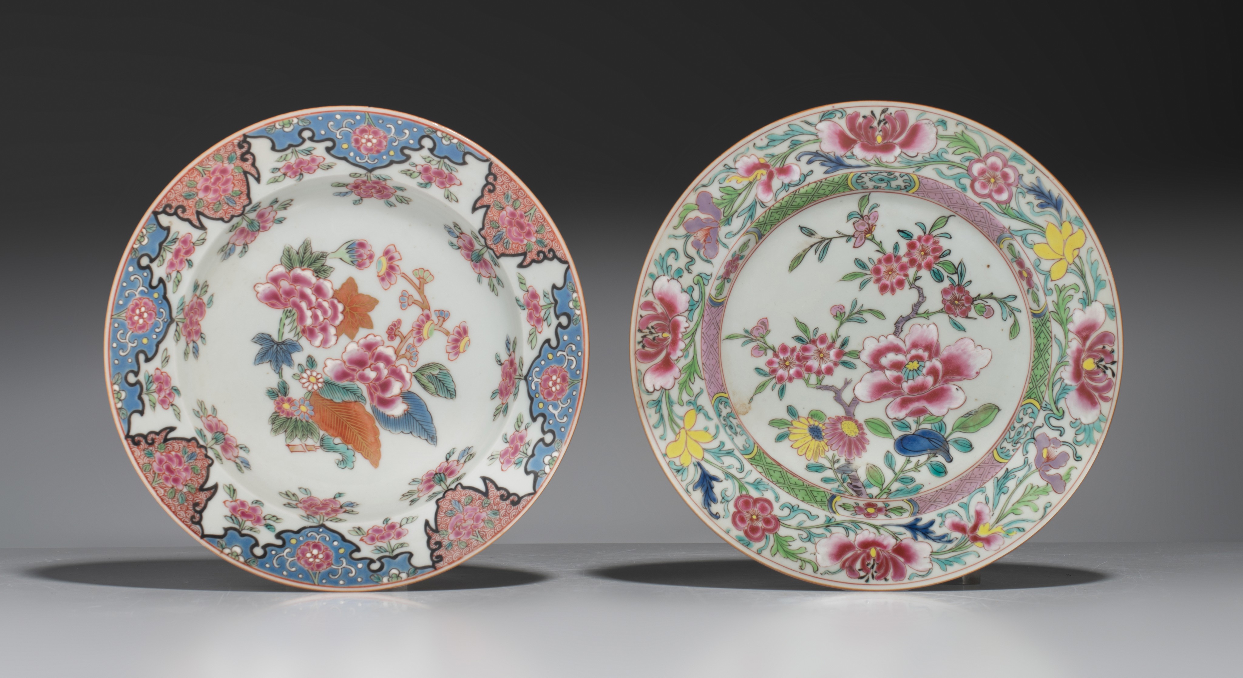 Four Chinese famille rose floral decorated export porcelain dishes, Yongzheng/Qianlong period, ø 22, - Image 2 of 5