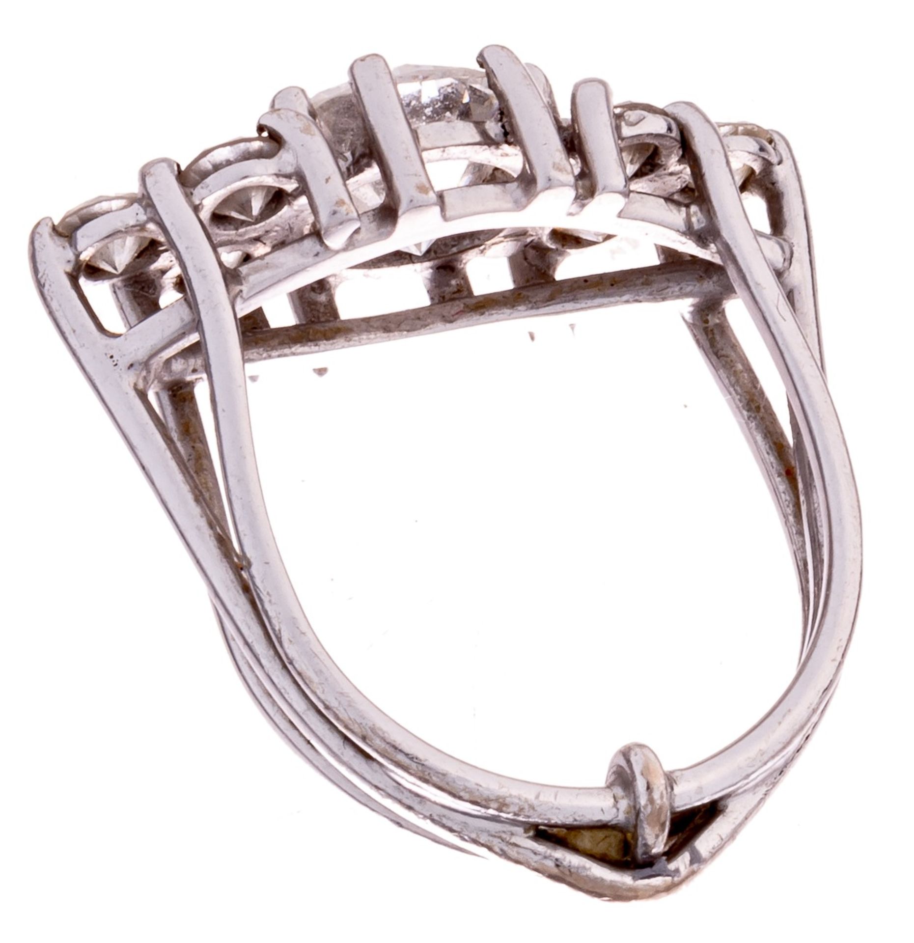 An impressive 18ct white gold ring, set with brilliant-cut diamonds, 8 g - Image 3 of 5