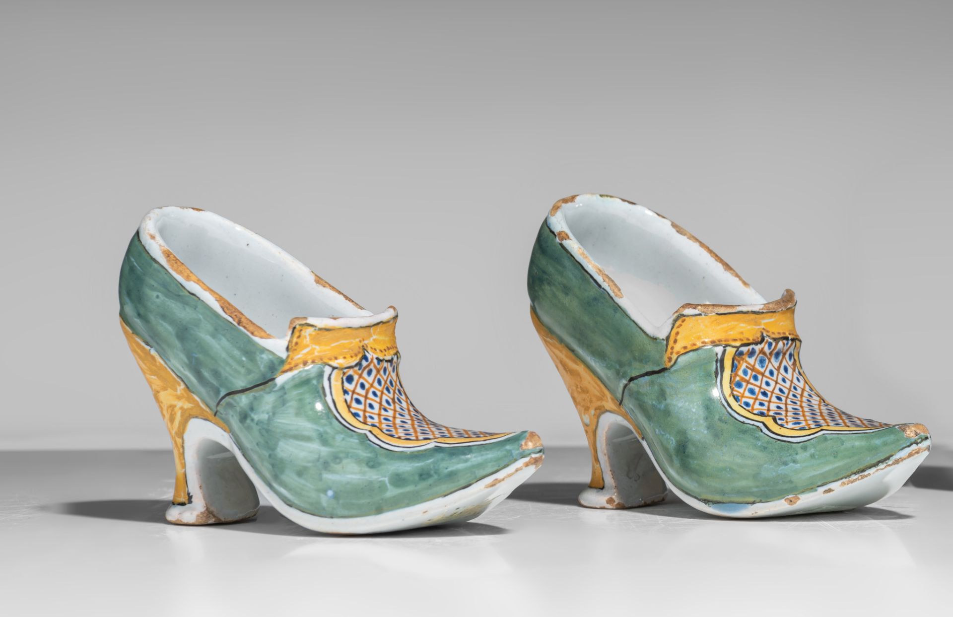 A pair of 18thC Dutch Delft miniature shoes, polychrome decorated, H 7 cm - Image 2 of 8