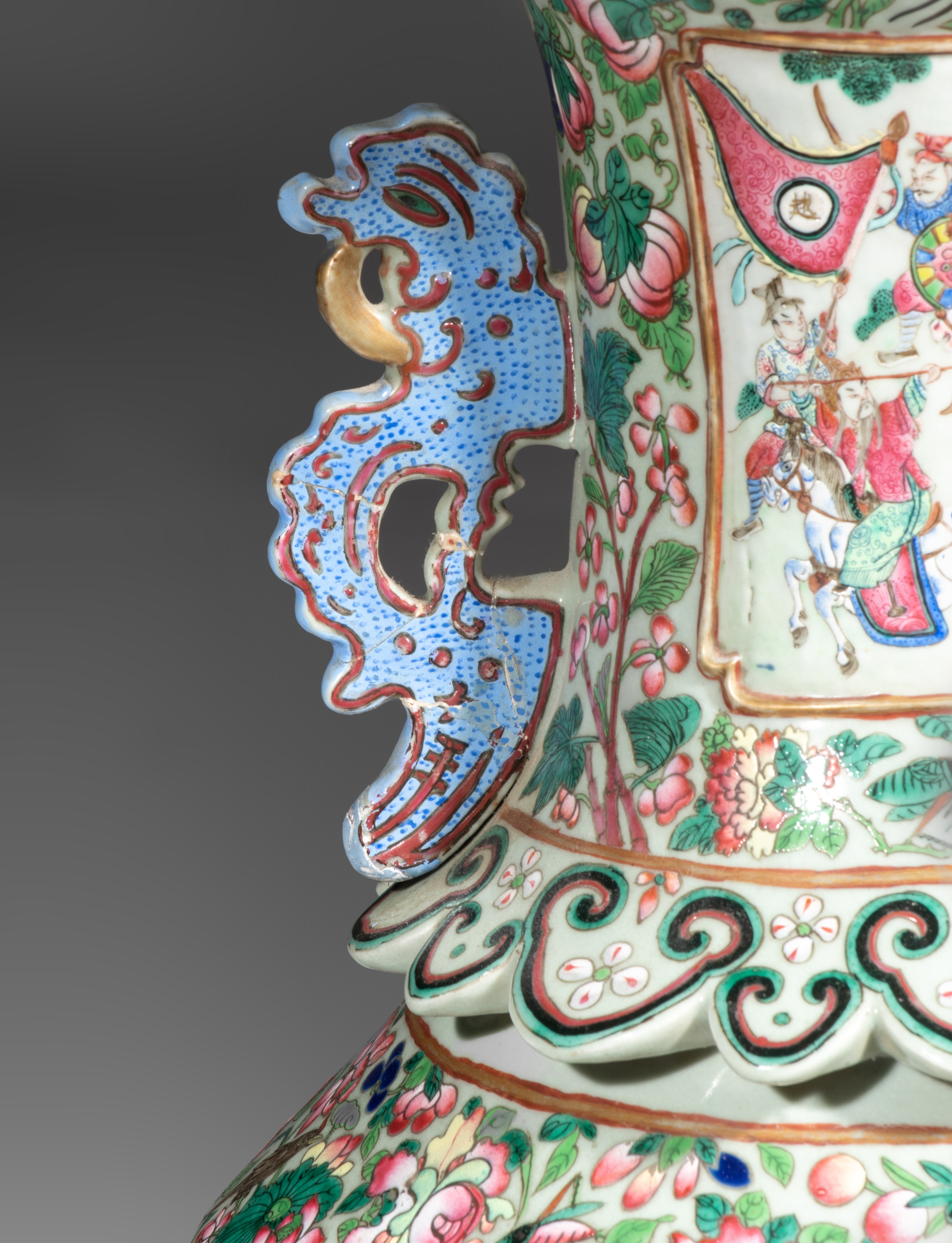 An imposing Chinese Canton famille rose vase, paired with stylised dragon handles, 19thC, H 85,4 cm - Image 9 of 14