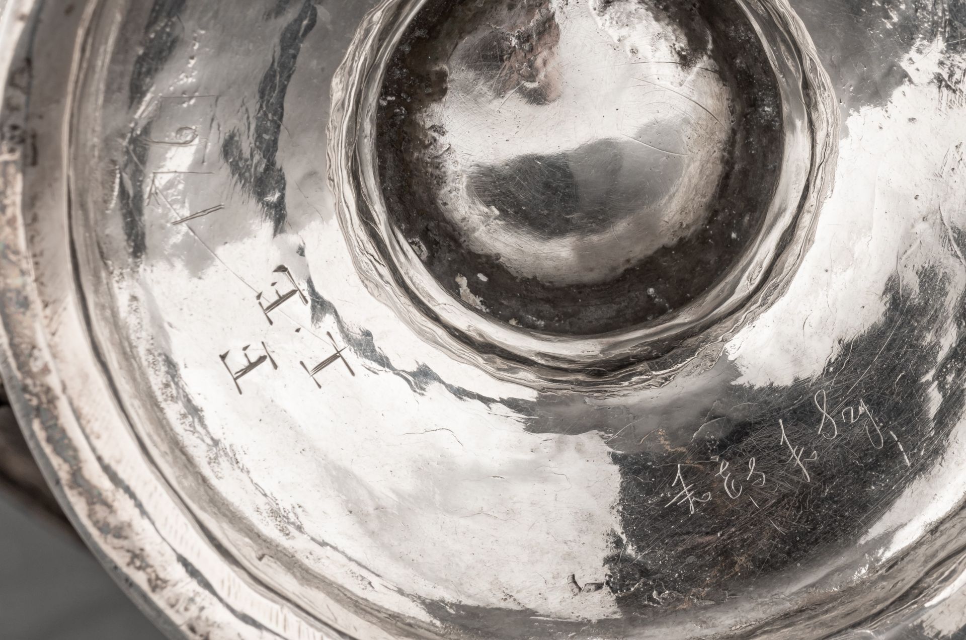 An 18thC English silver beaker, London hallmarks, H 15 cm, weight: 488 g - Image 9 of 9