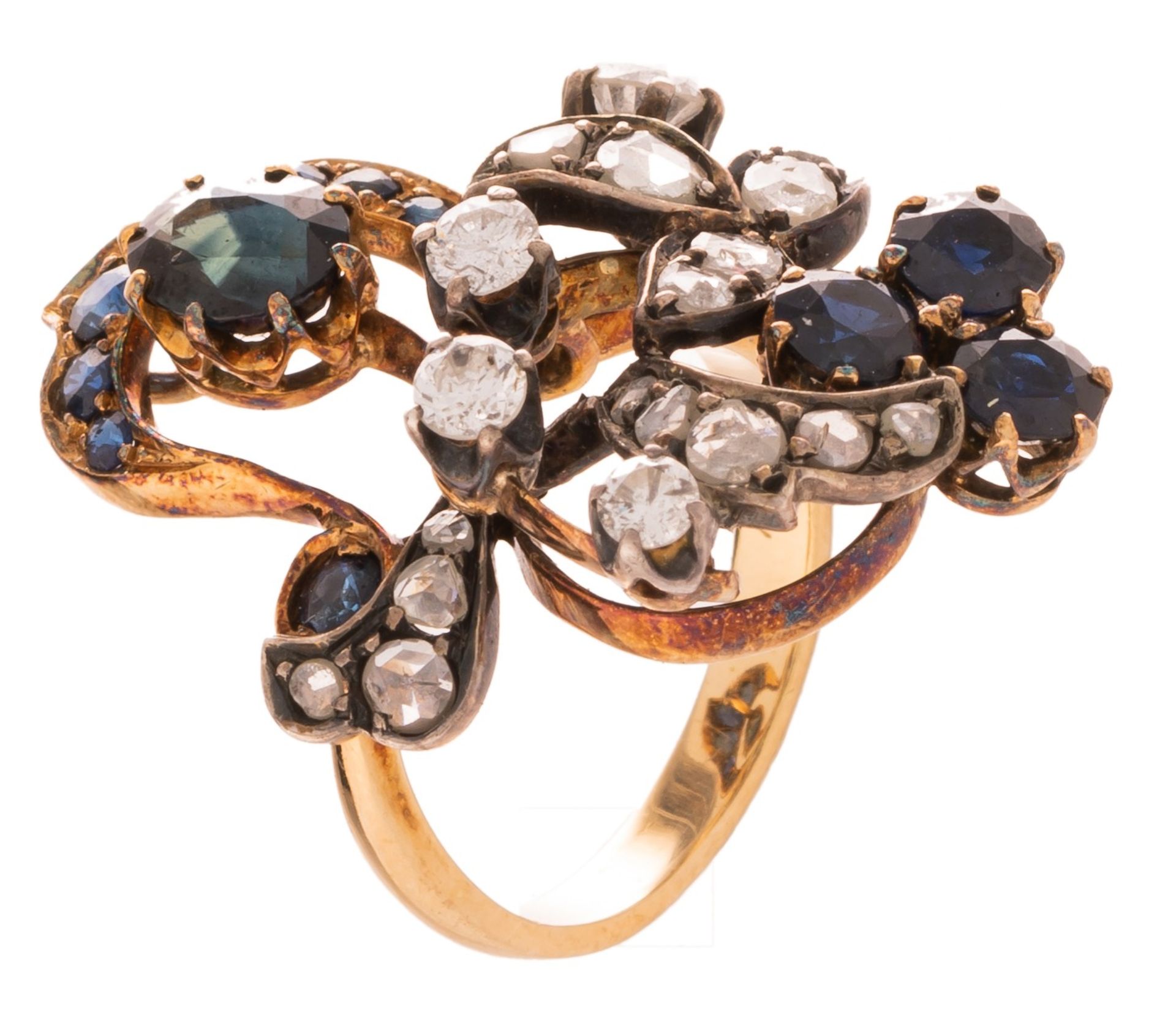 An Art Deco 18 ct yellow gold floral-shaped ring, set with a blue sapphire and diamonds, 8,5 g - Image 5 of 8