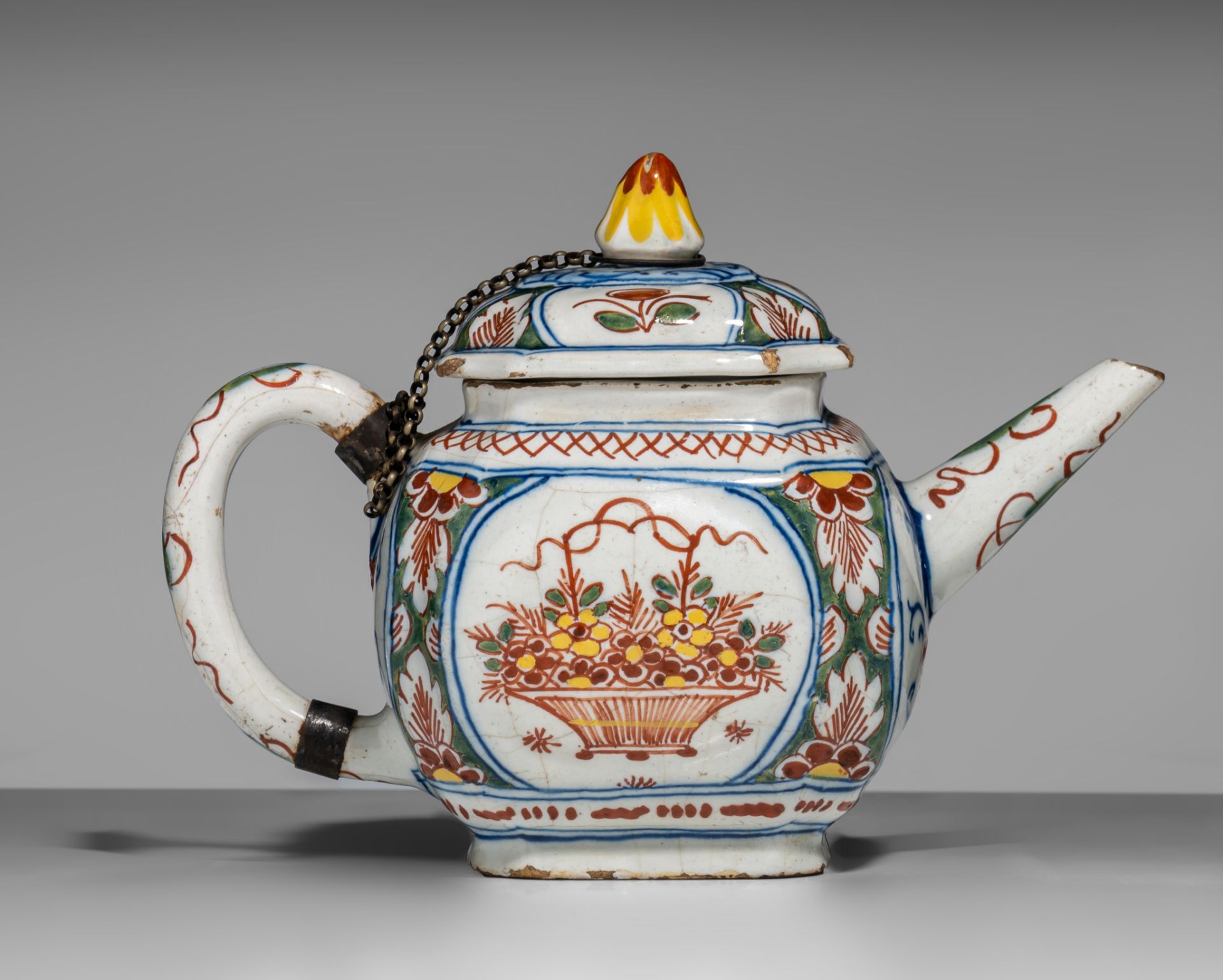 An 18thC Dutch Delft chinoiserie teapot, H 13 cm - Image 6 of 13