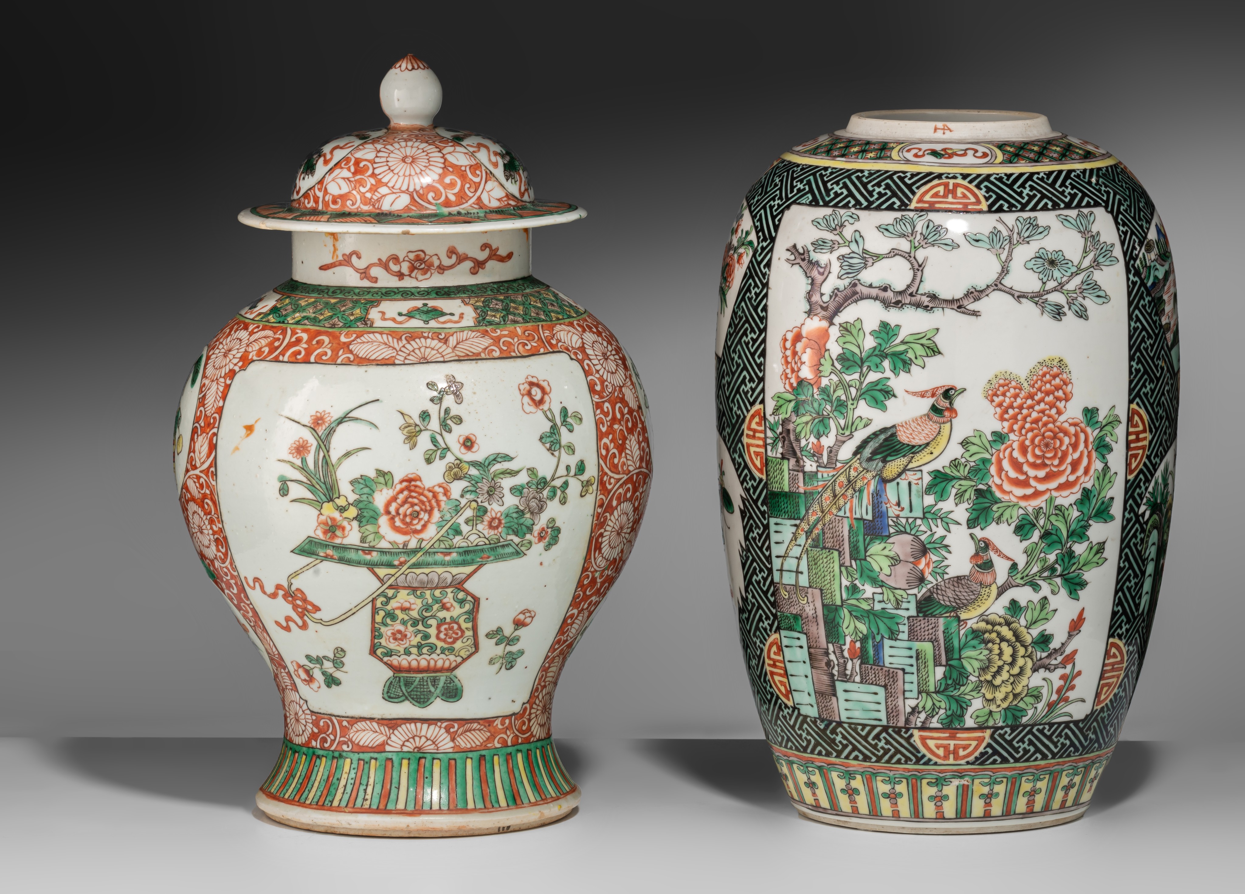 A Chinese famille verte covered vase and a melon-shaped jar, 19thC, H 34,5 - 37,5 cm - Image 2 of 7