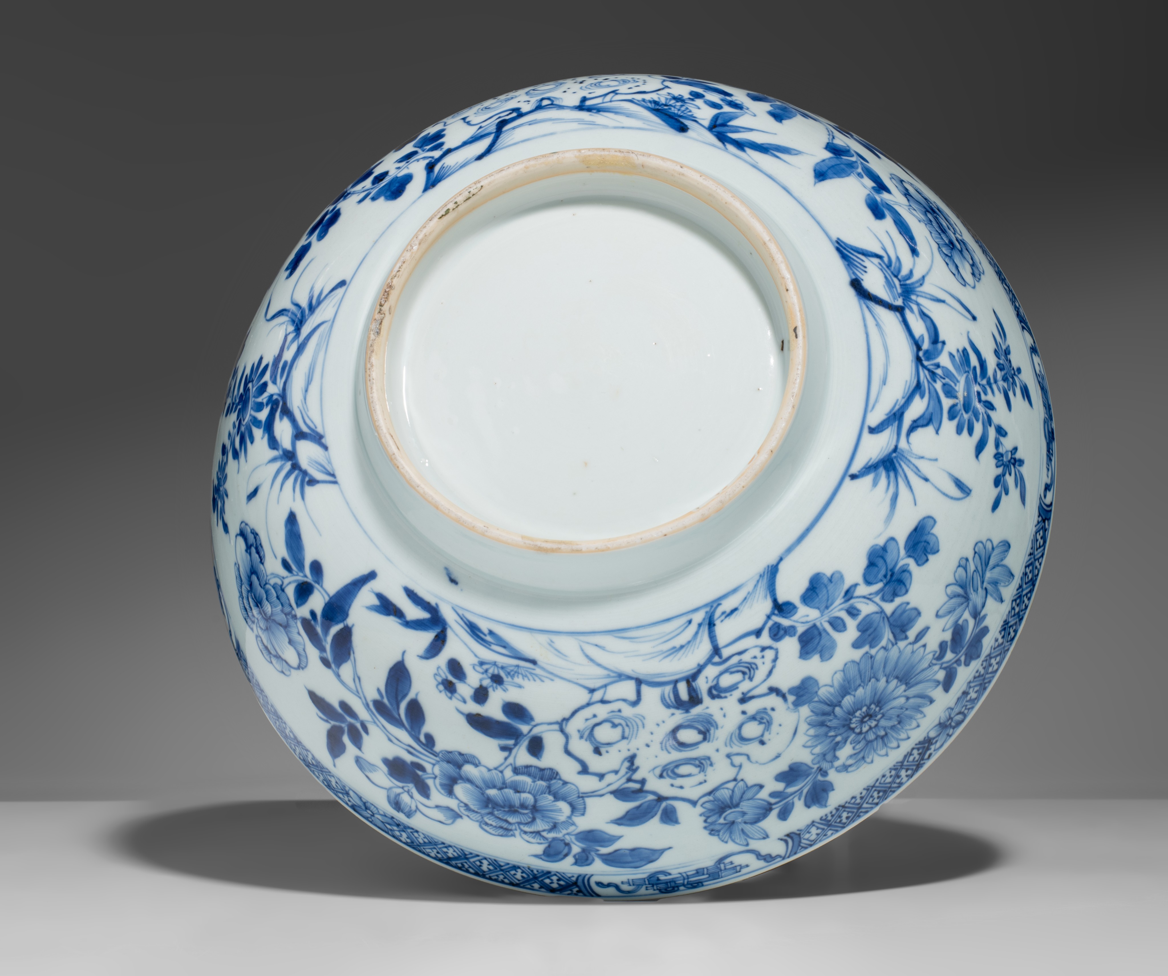 A collection of Chinese Imari and blue and white export ware, 18thC, largest ø 29 cm (6) - Image 3 of 11