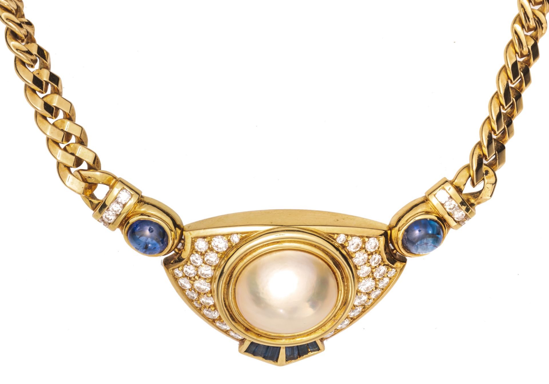 An 18ct yellow gold necklace, set with a mabe pearl, diamonds and blue sapphires, 65 g - Image 3 of 4