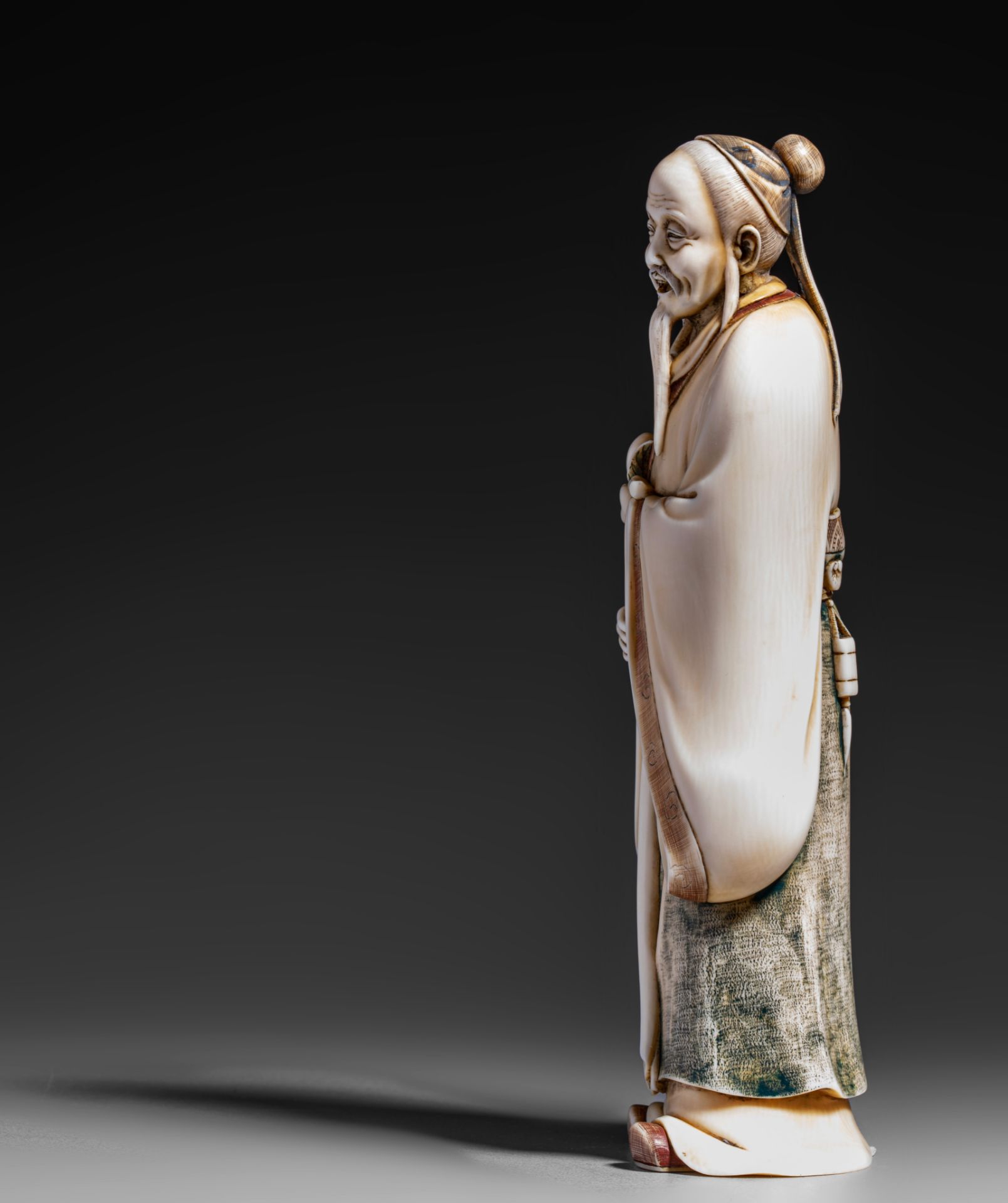 A Japanese ivory okimono of an Immortal, late Edo/early Meiji period, H 18,2 cm, 395 g (+) - Image 2 of 7