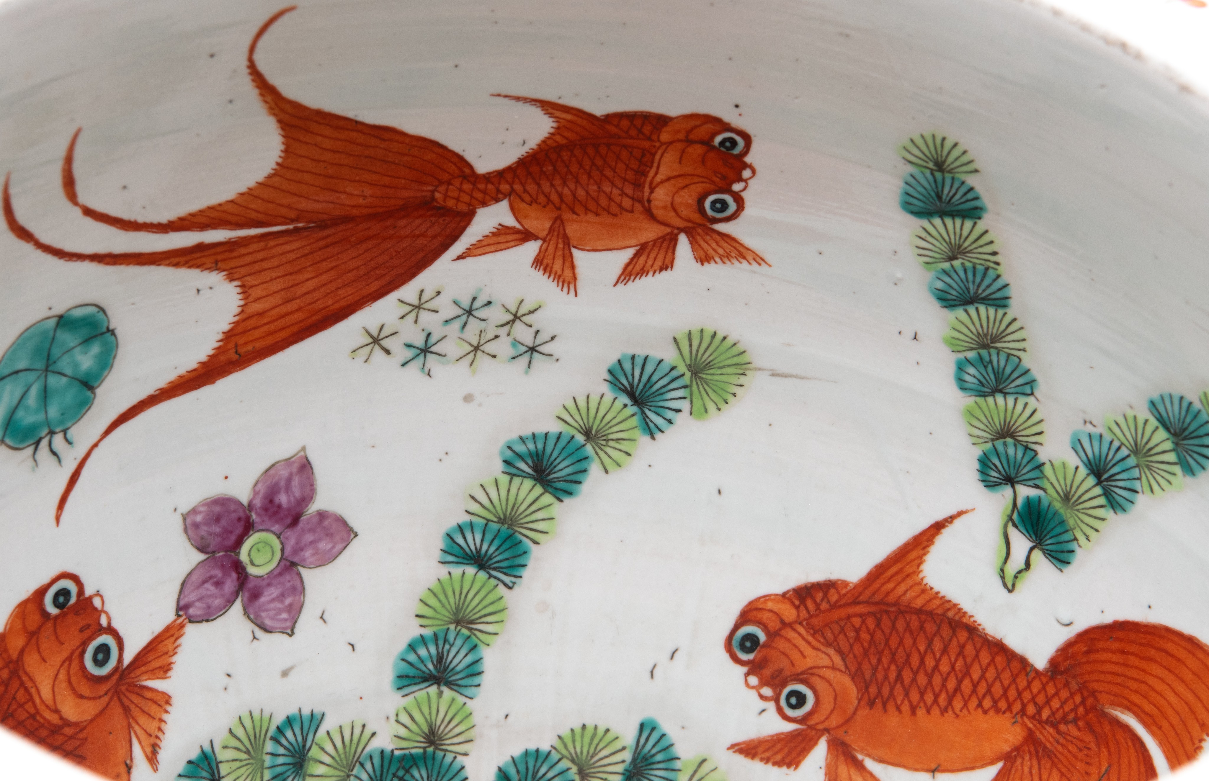 A Chinese famille rose 'Dragon' fishbowl, 19thC, H 35,5 cm - Image 14 of 17