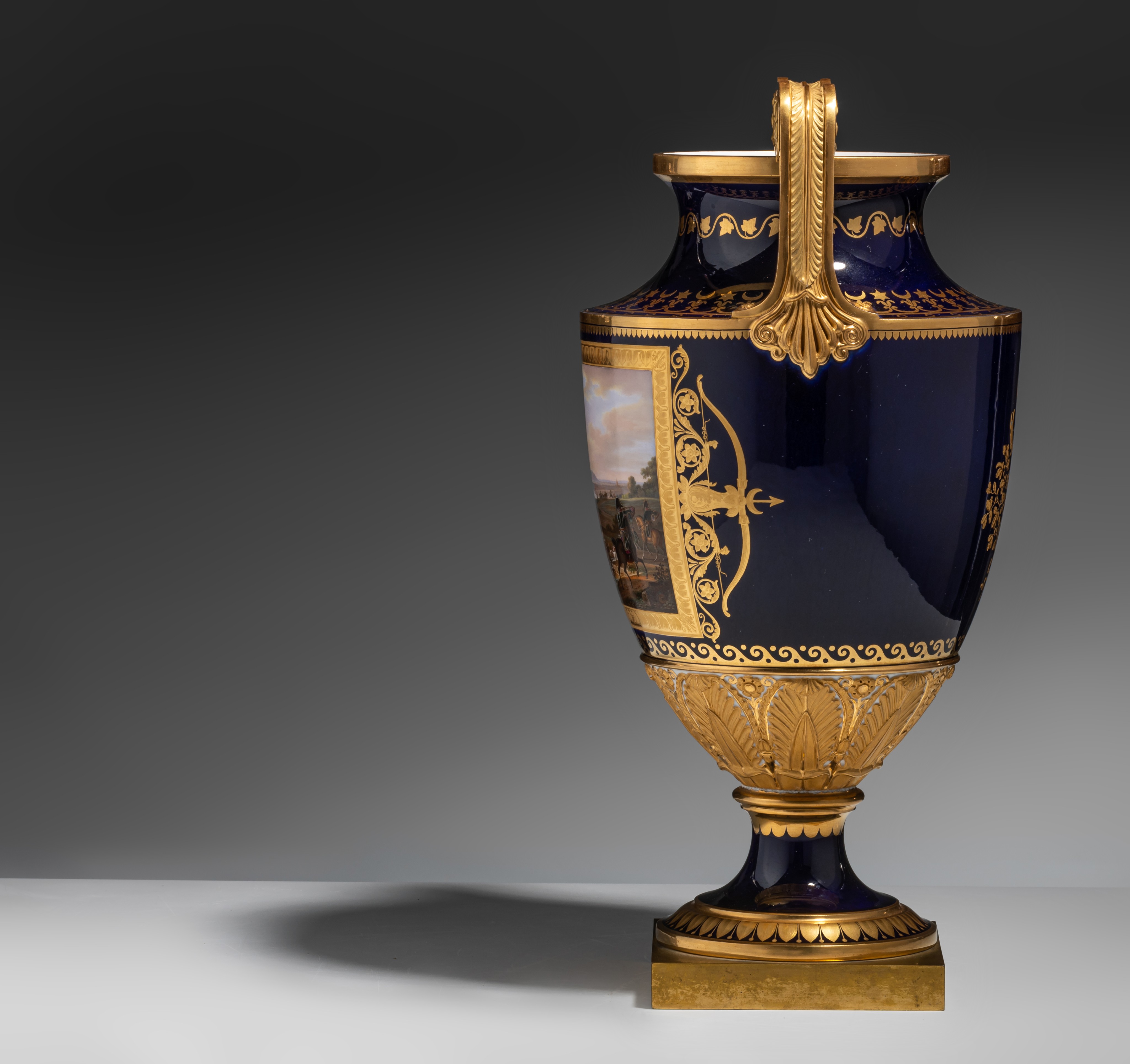A very fine Empire Sèvres porcelain vase by Jean Charles Develly (1783-1862), 1819, H 44,5 cm - Image 3 of 7