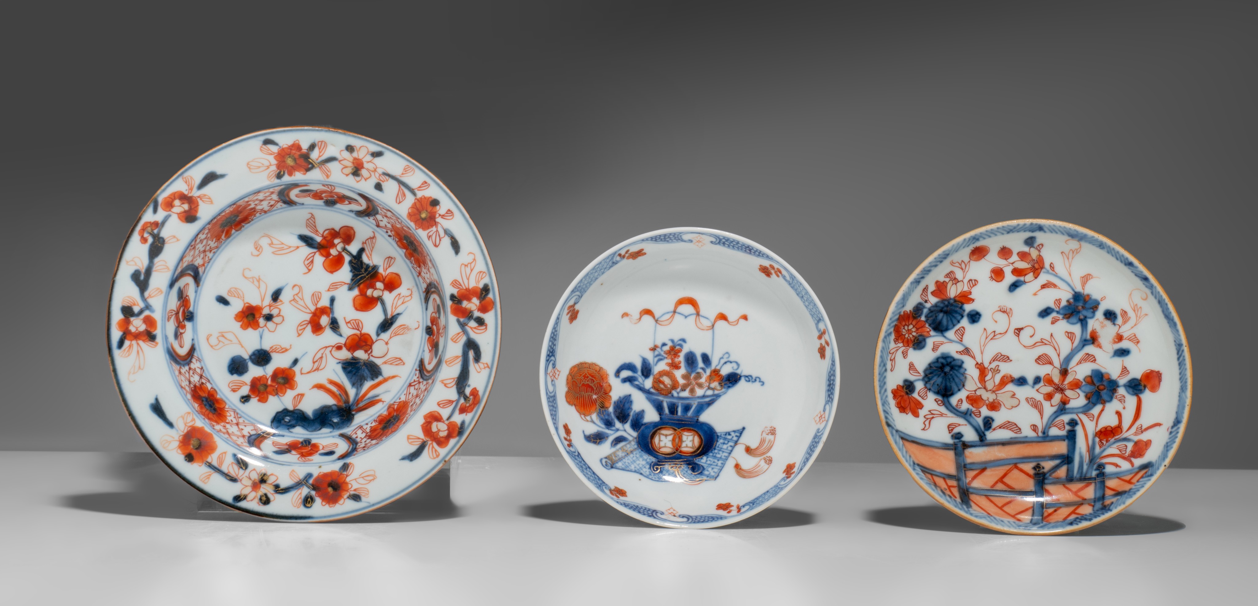 A collection of Chinese Imari and blue and white export ware, 18thC, largest ø 29 cm (6) - Image 8 of 11