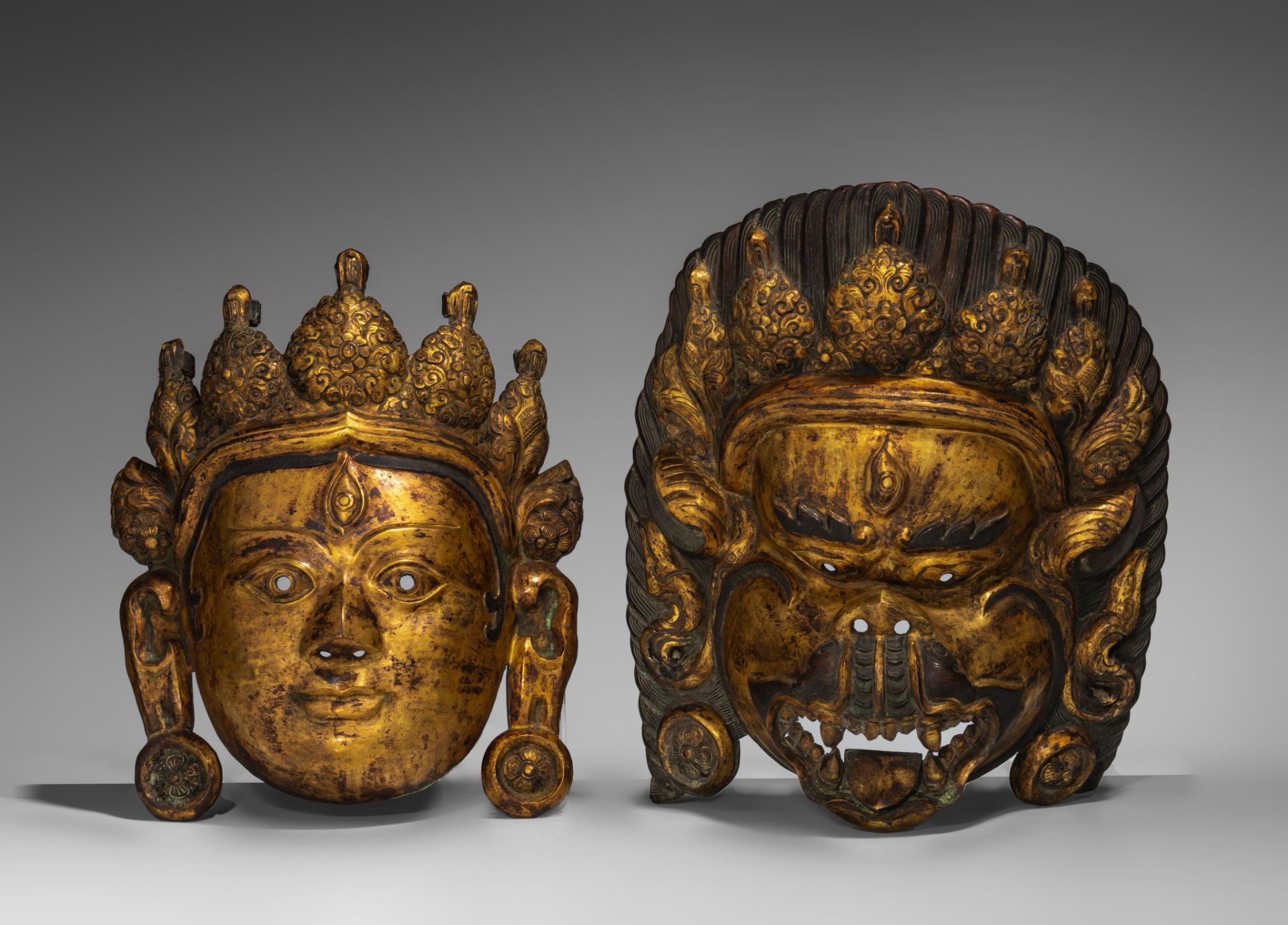 A Sino-Tibetan gilt bronze mask of Bodhisattva and one of a wrathful deity, 20thC, largest 32 x 26 c - Bild 2 aus 5