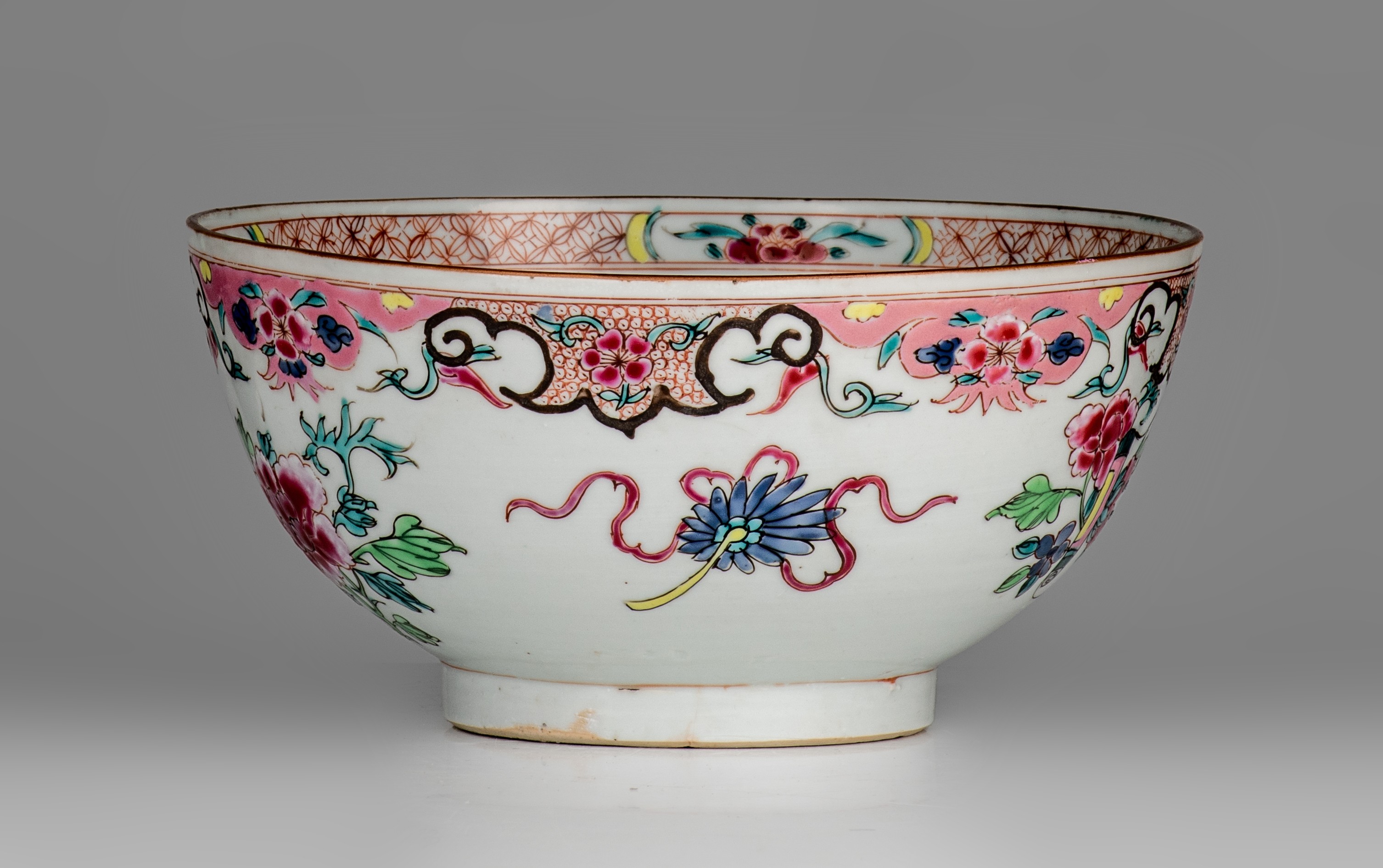 A collection of various Chinese porcelain ware, 18thC and later, largest ø 34,5 cm (5) - Image 19 of 45