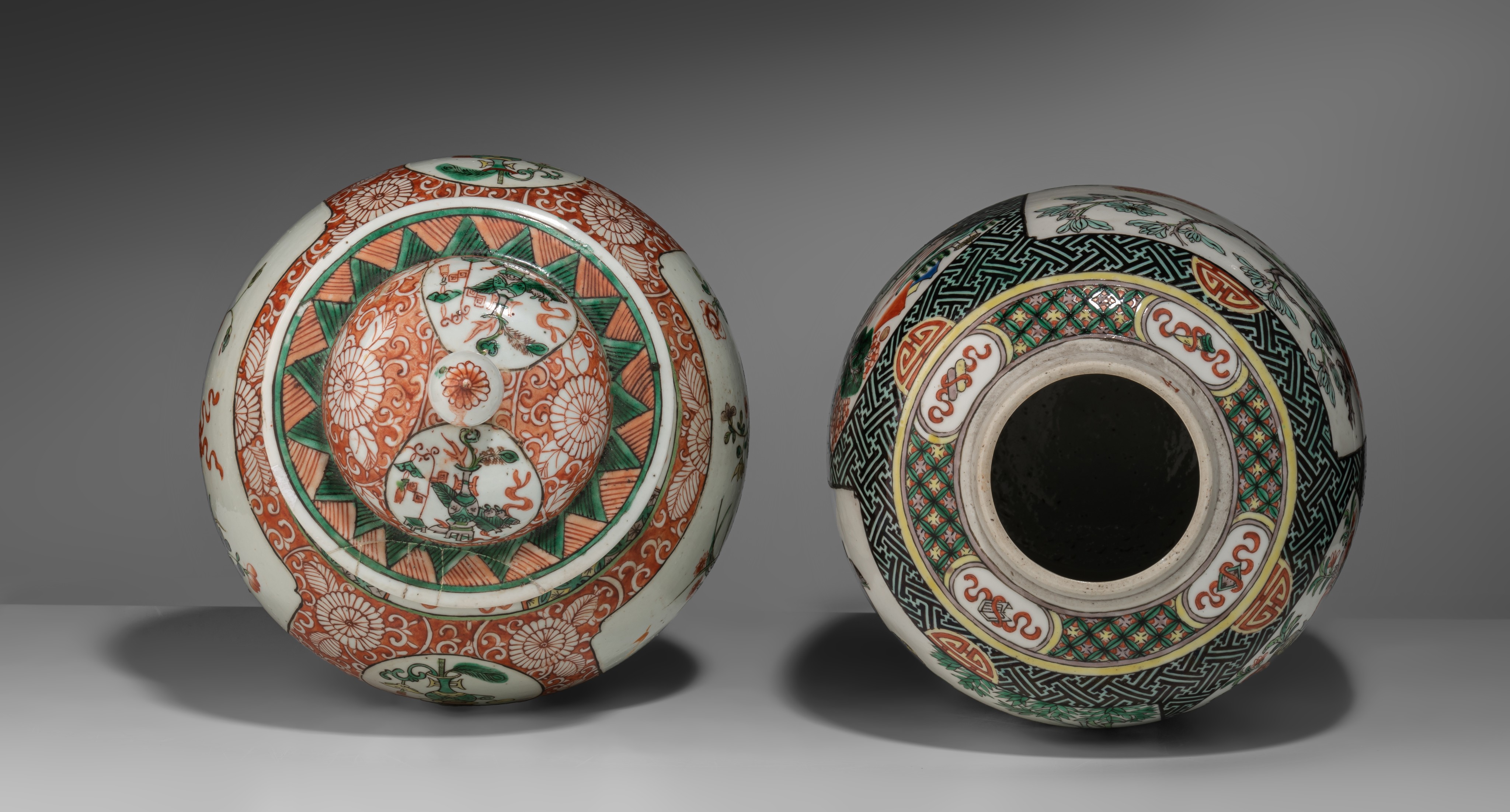 A Chinese famille verte covered vase and a melon-shaped jar, 19thC, H 34,5 - 37,5 cm - Image 6 of 7