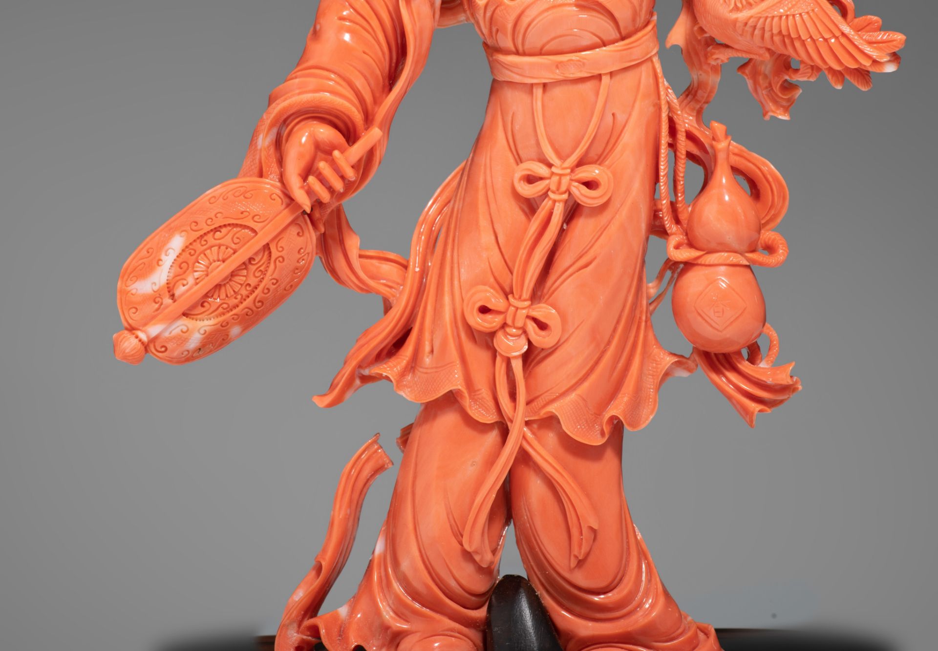 A fine Chinese coral carving of a female Immortal, late Qing, H 22 cm - Weight about 640 g (coral on - Bild 8 aus 8