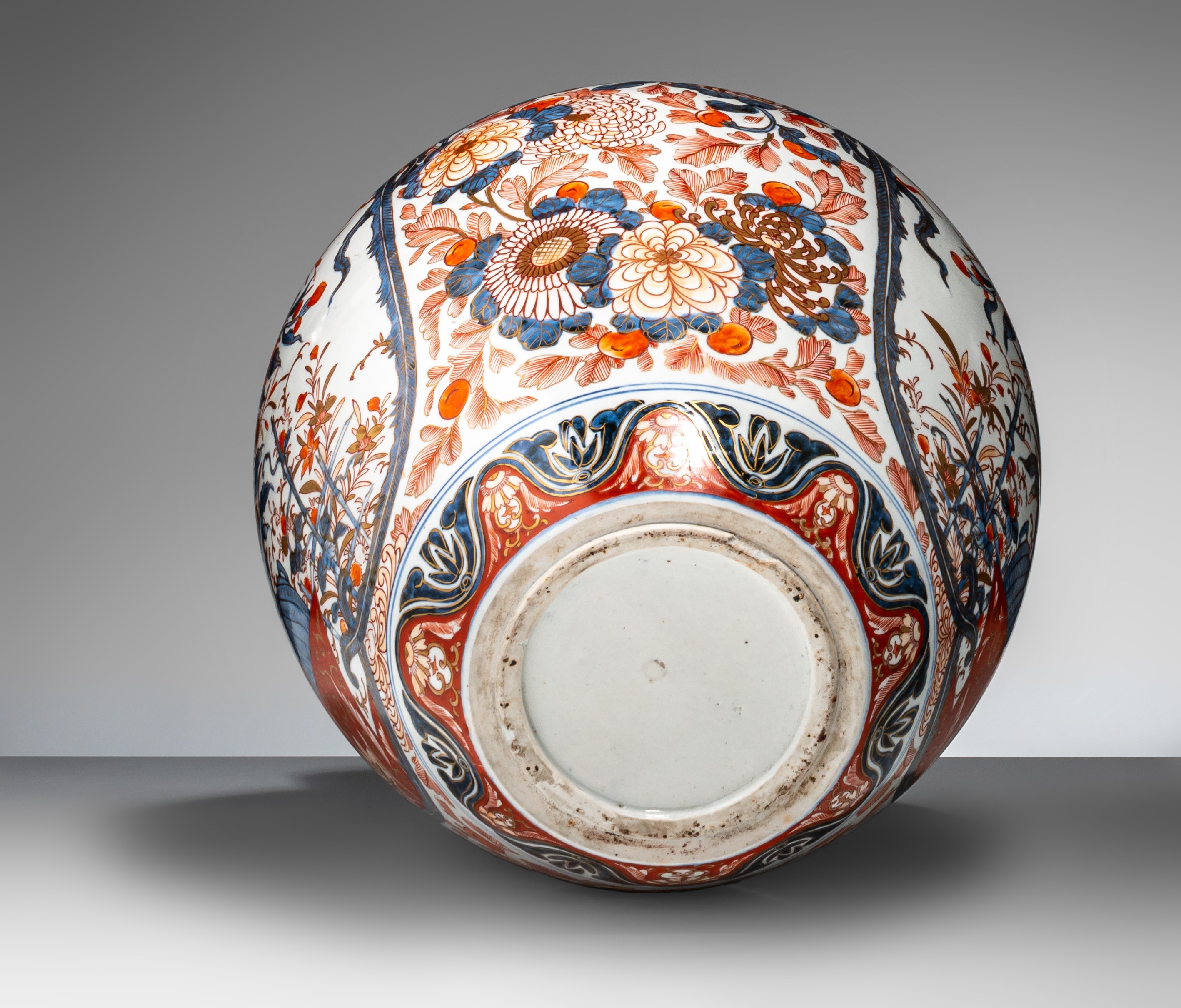 A pair of Japanese Imari covered vases, on a porcelain base, early Meiji, Total H 82,5 cm - Image 7 of 17