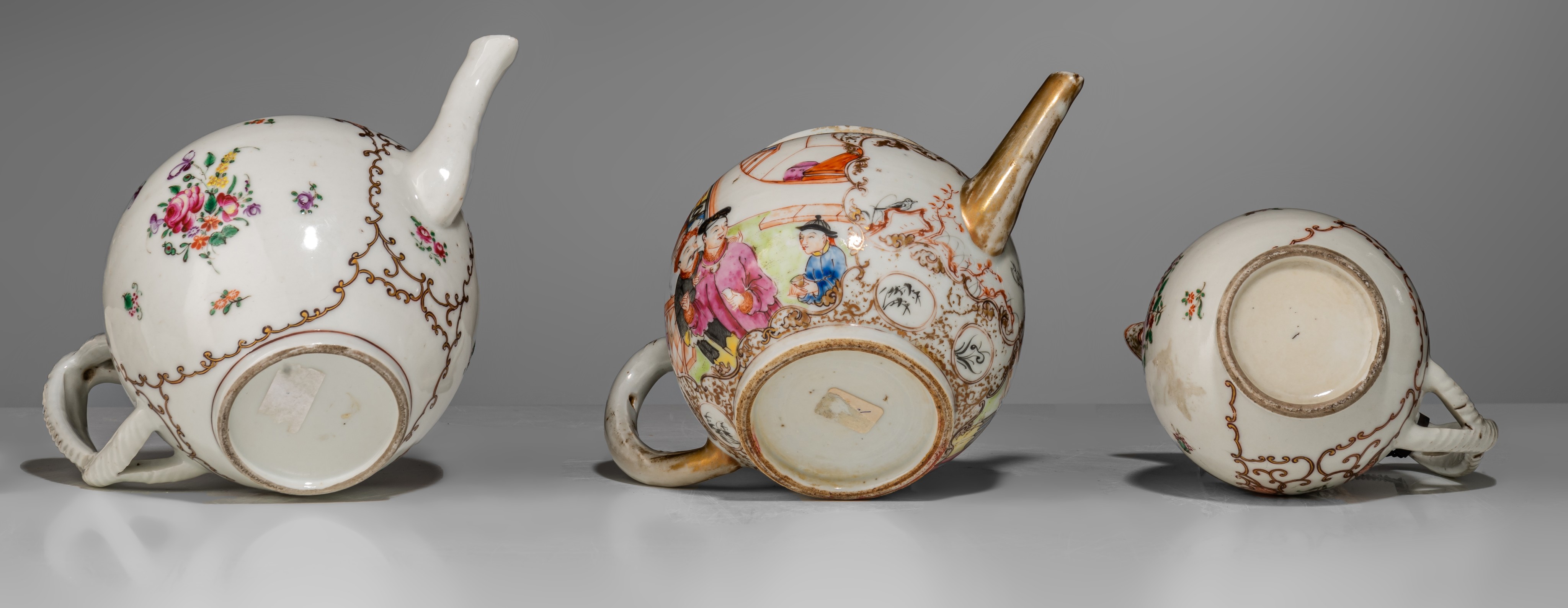 A collection of famille rose and gilt decorated export porcelain ware, 18thC, largest - H 12,5 - 34, - Image 7 of 20