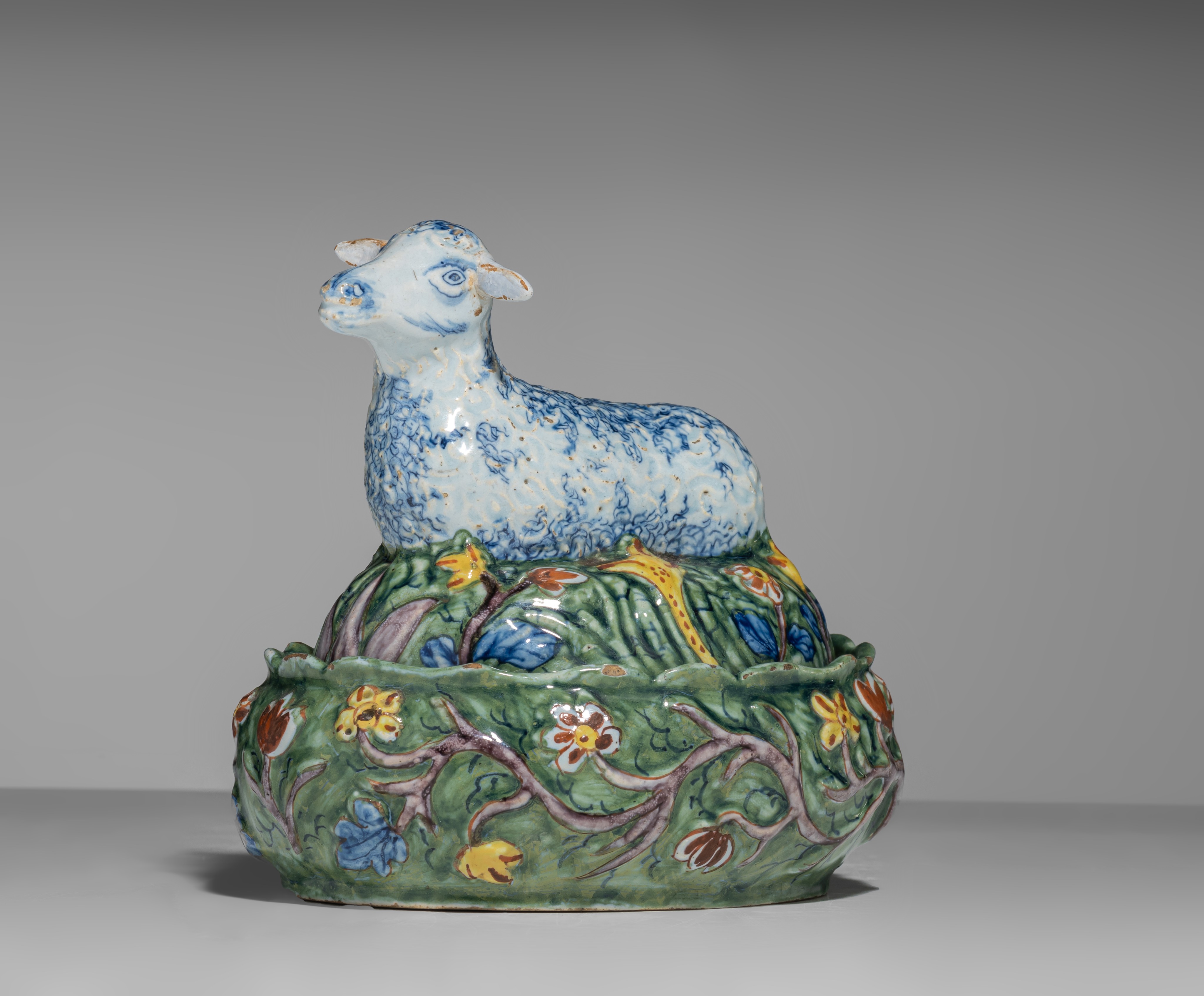 A Dutch Delft lamb-shaped butter tub, Lambertus Sanderus for De Klauw, 18thC, H 12,5 cm - Image 2 of 11