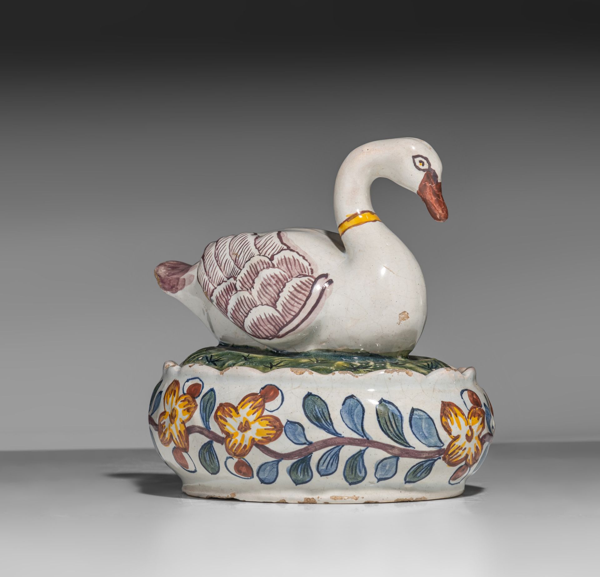 A polychrome Dutch Delft 'swan' butter tub and cover, 18thC, H 11,5 cm - Bild 7 aus 12