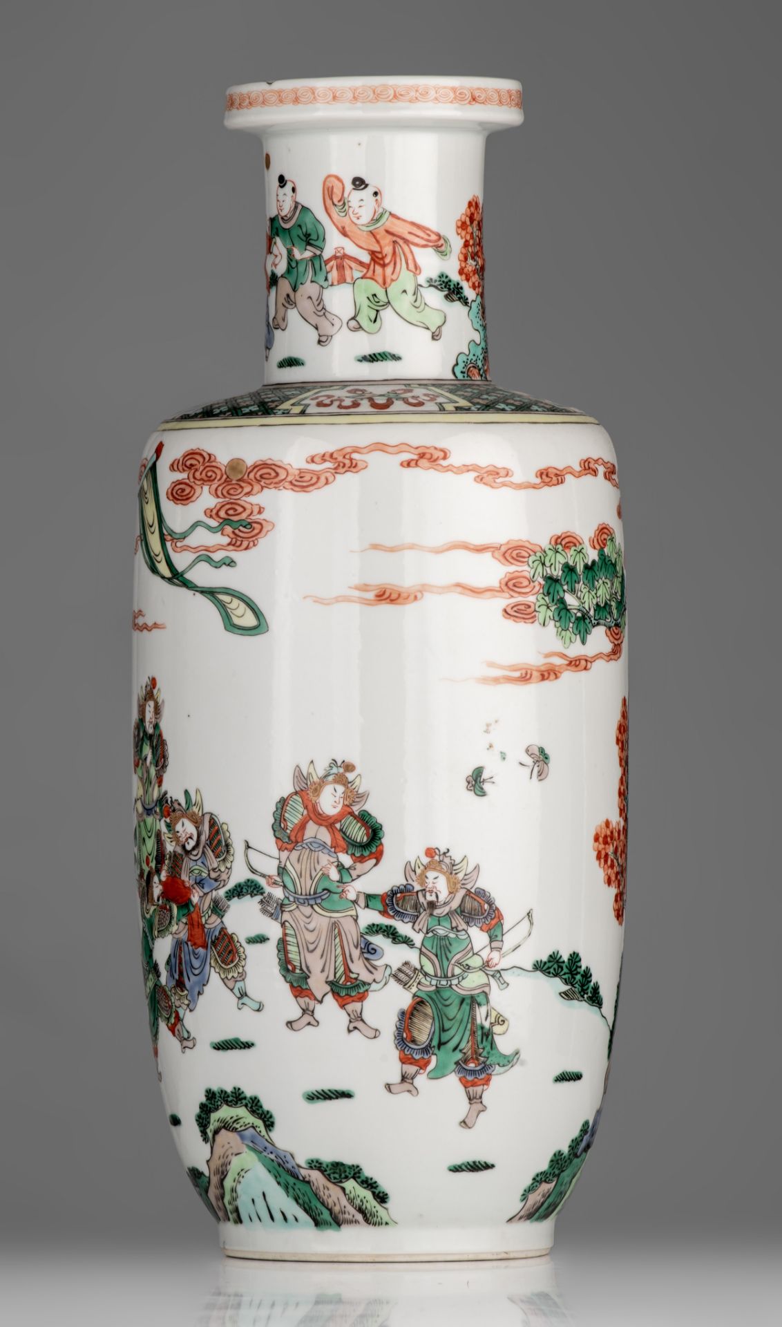 A Chinese famille verte 'Romance of the Three Kingdoms' rouleau vase, late Qing/20thC, H 45,5 cm - Image 4 of 7