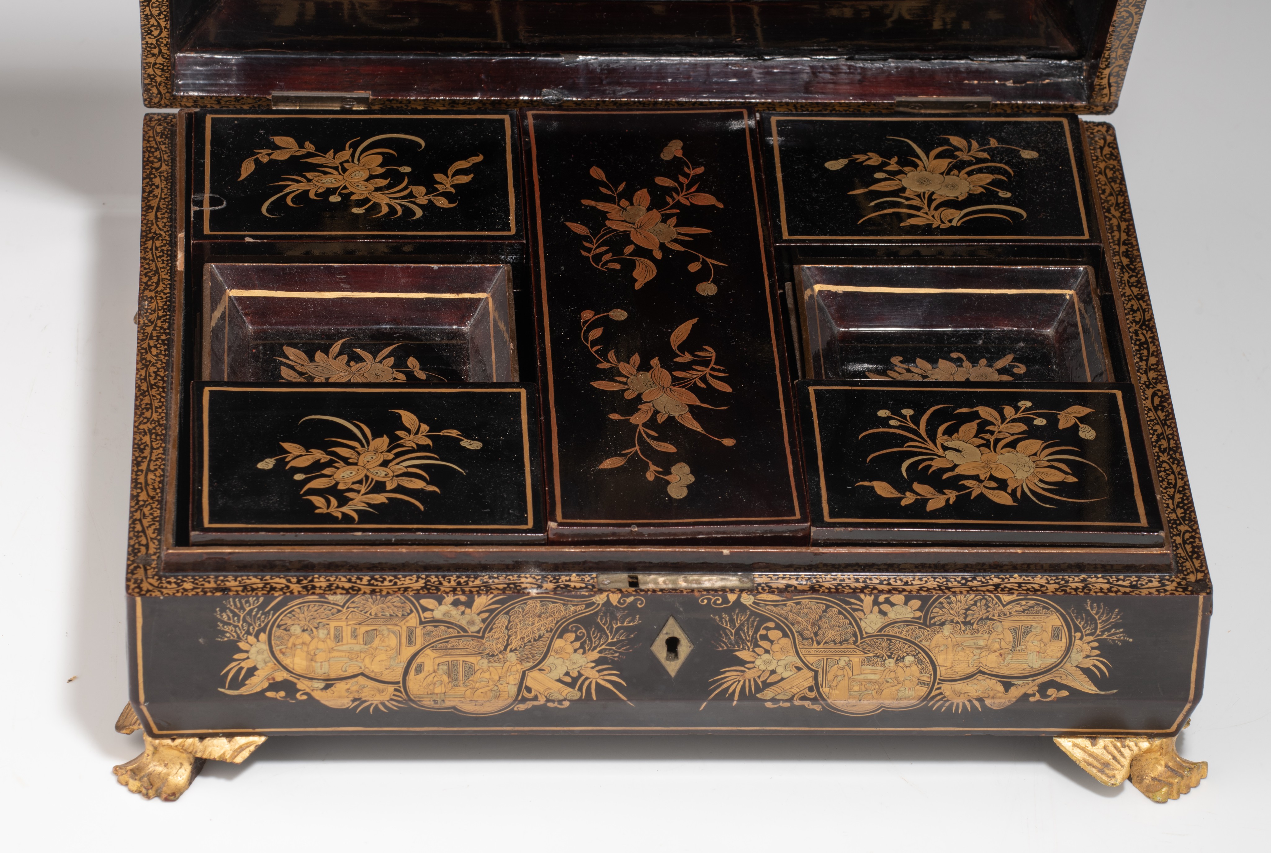 A South-Chinese export gilt and black lacquer game box, 19thC, H 12 - 35 x 30 cm - Image 4 of 10