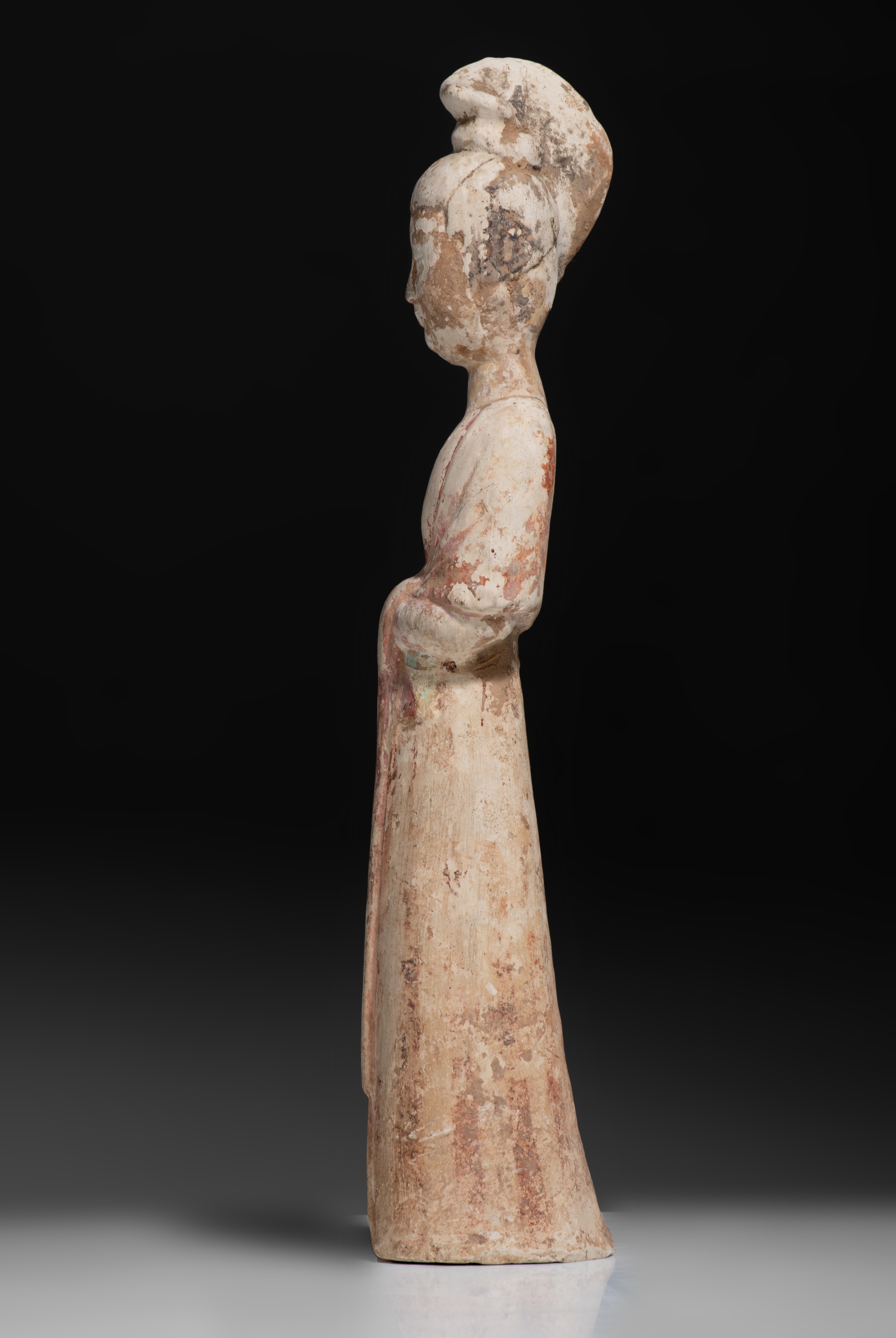 A Chinese painted pottery figure of a court lady, Tang dynasty, H 37,2 cm - Image 5 of 10