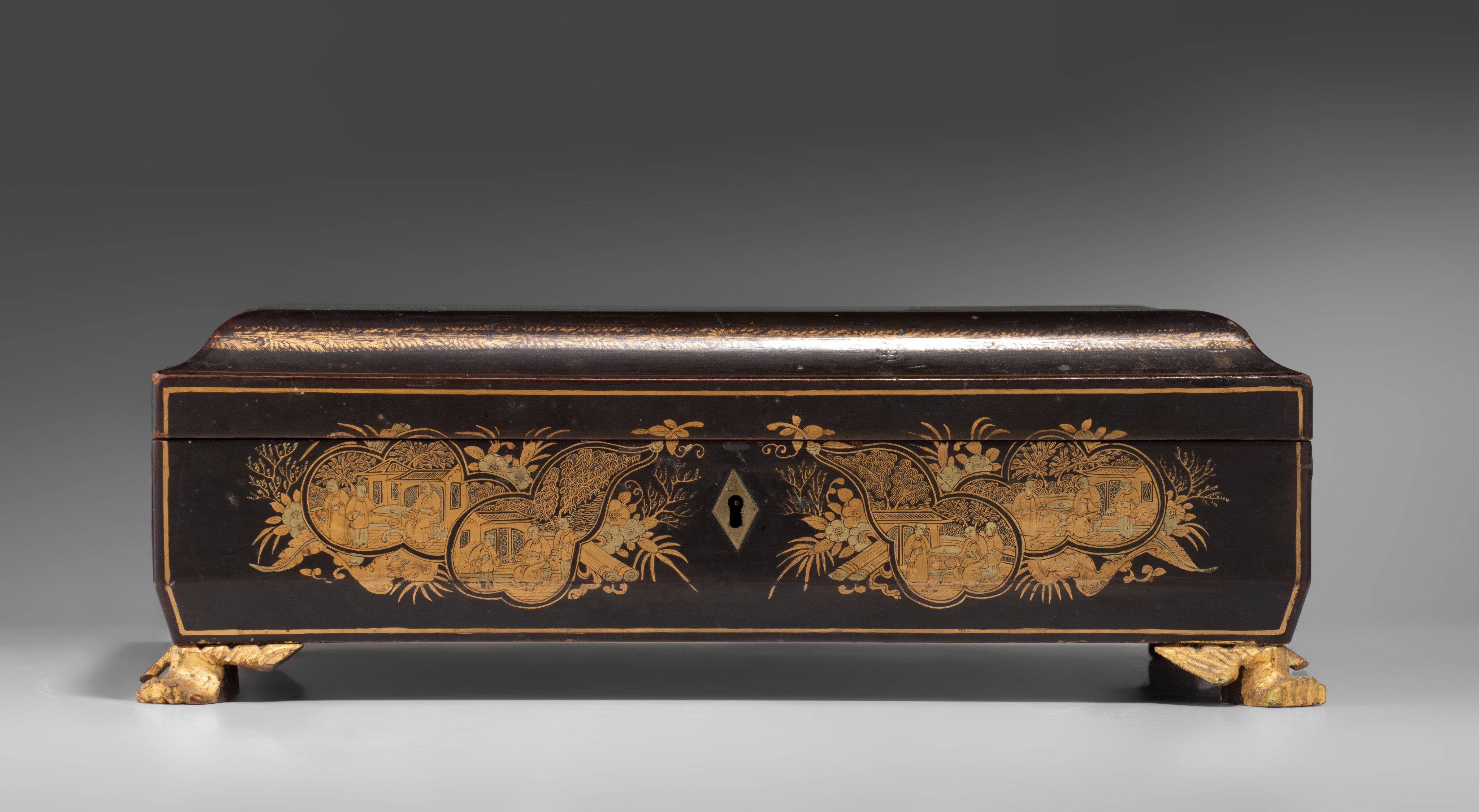A South-Chinese export gilt and black lacquer game box, 19thC, H 12 - 35 x 30 cm - Image 6 of 10