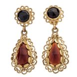 A pair of 18ct yellow gold drop earrings, set with garnets, H 3,5 cm - 7,2 g