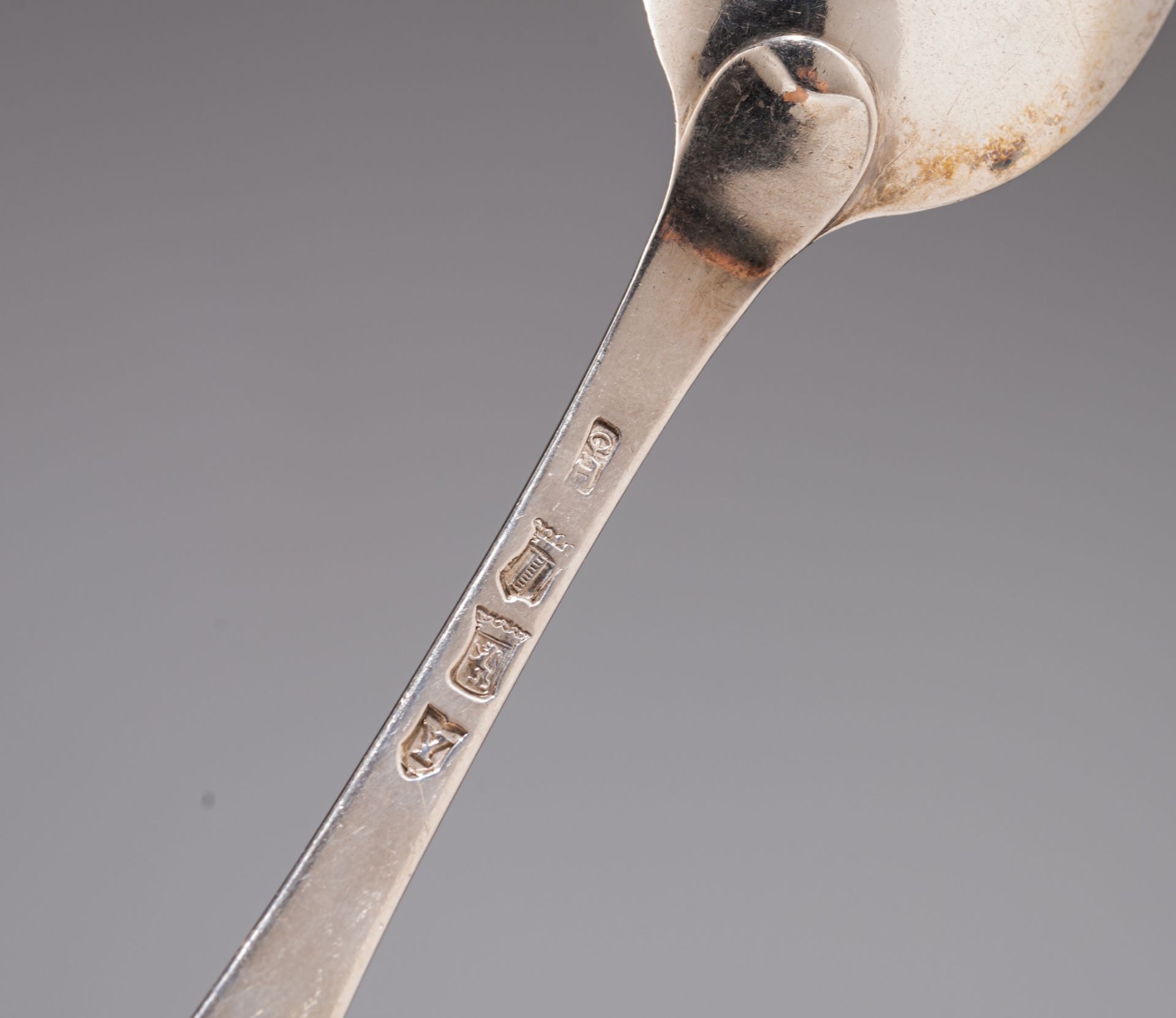 A set of 12 18thC forks and spoons, Delft hallmarks, date letter Y (1776), total weight: 1.387 g - Bild 2 aus 2
