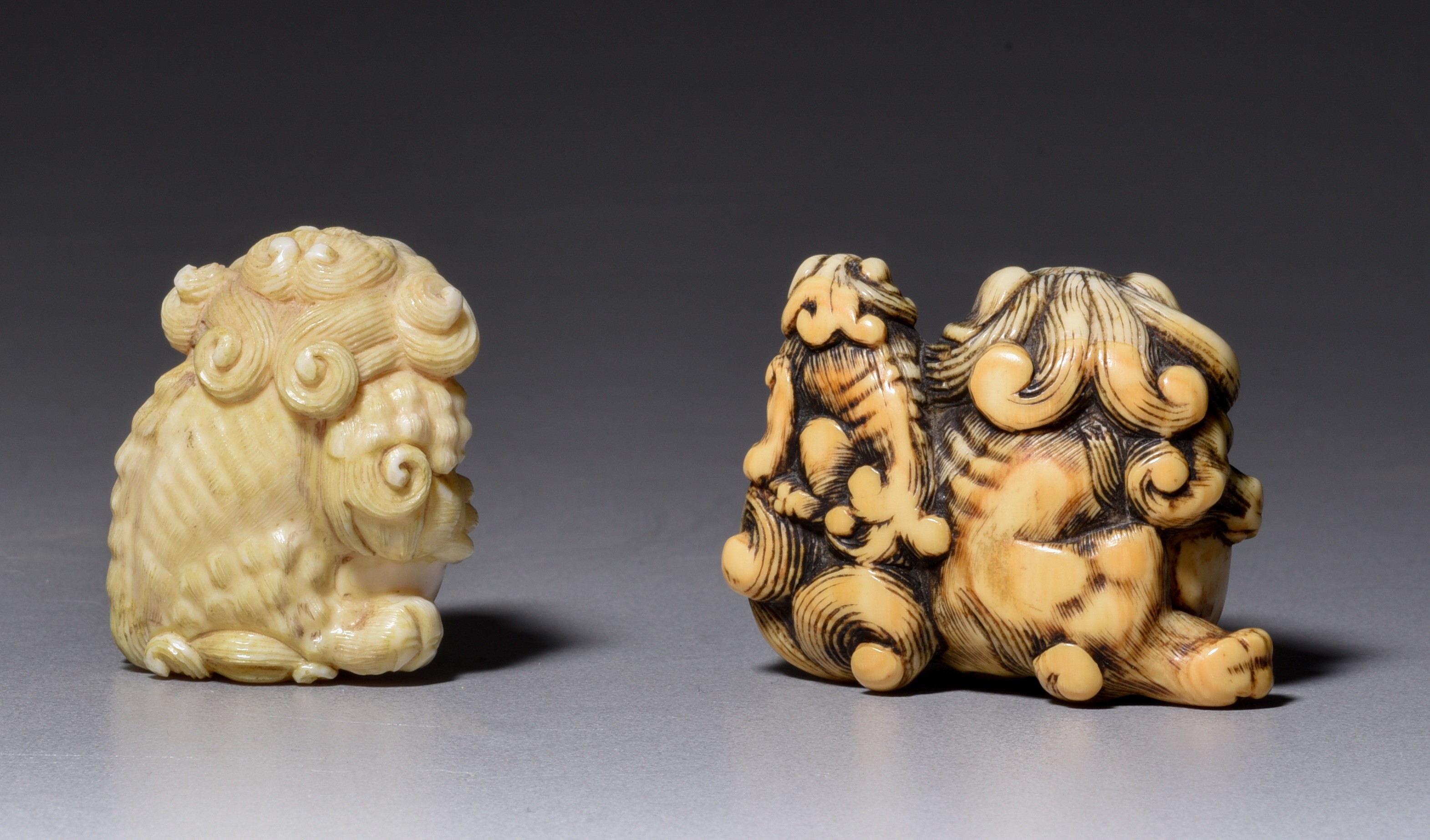 Two Japanese netsuke/okimono of shishi dogs, Edo/Meiji period, H 4 - 4,1 cm / 47g - 38g (+) - Image 3 of 6