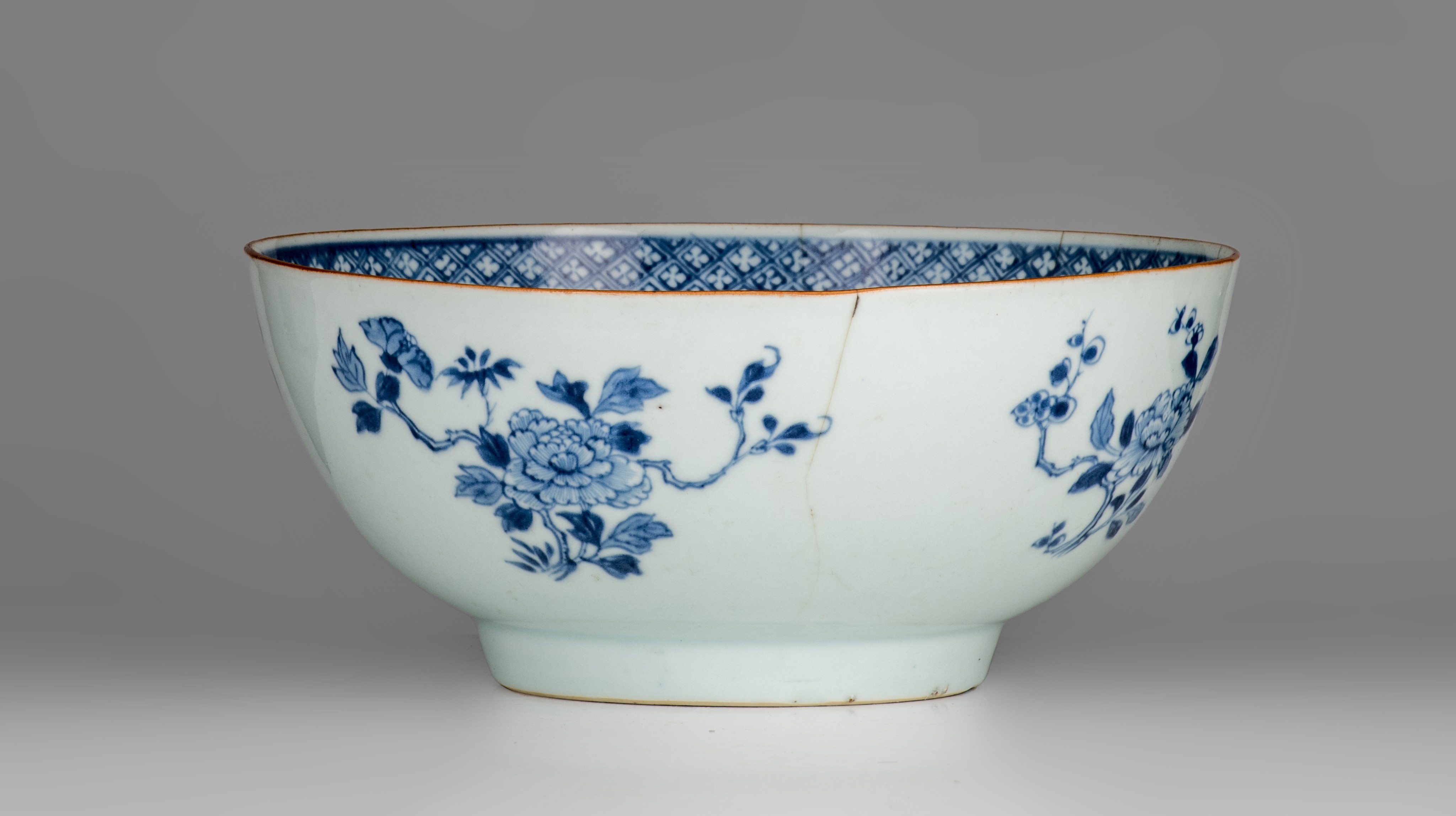 A collection of various Chinese porcelain ware, 18thC and later, largest ø 34,5 cm (5) - Image 15 of 45
