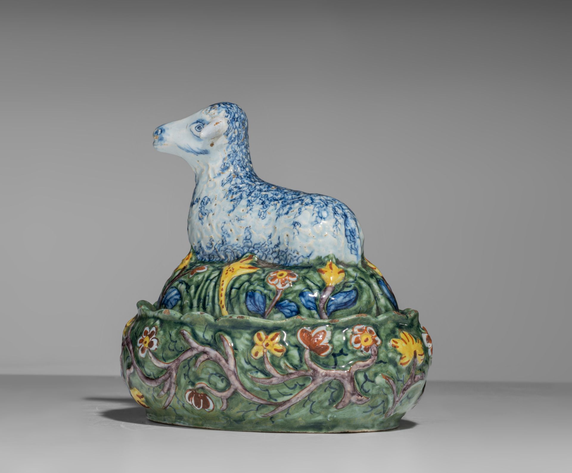 A Dutch Delft lamb-shaped butter tub, Lambertus Sanderus for De Klauw, 18thC, H 12,5 cm - Bild 4 aus 11