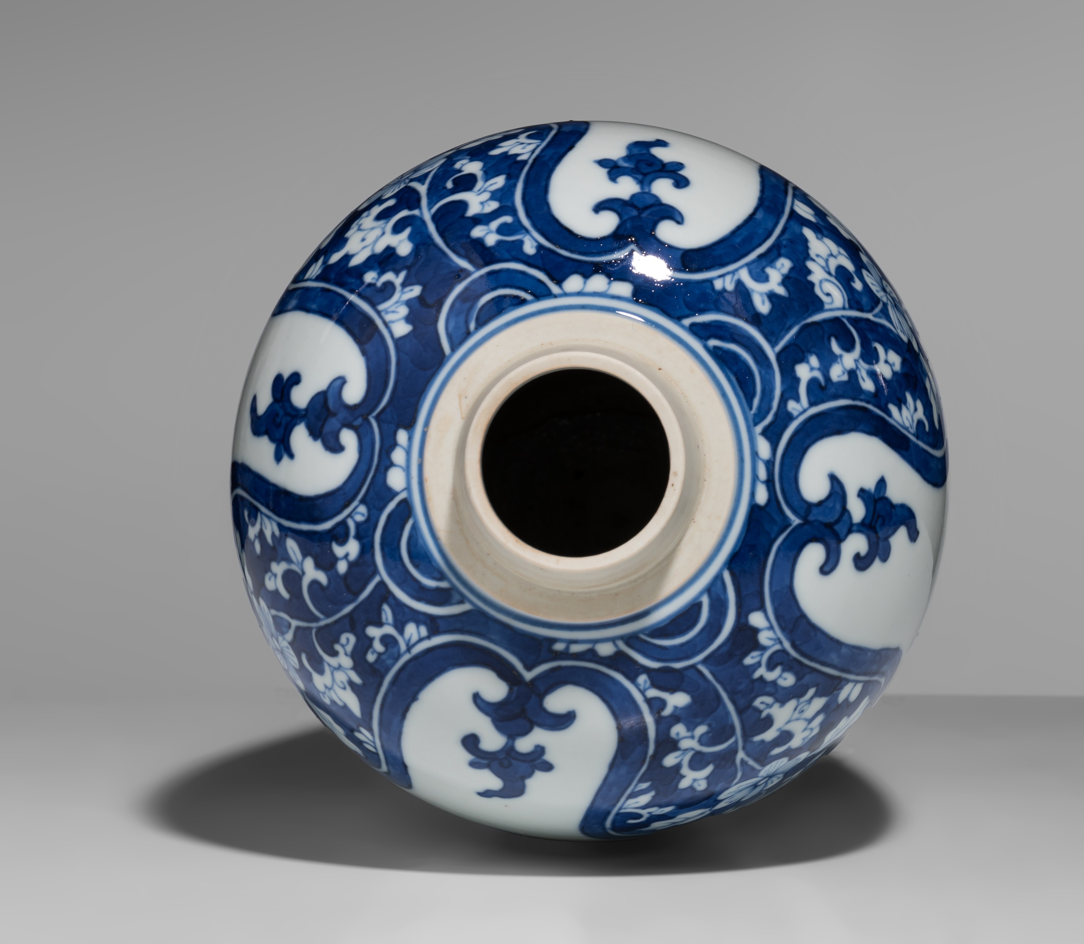 A Chinese blue and white jar, Kangxi period, H 24 cm - Image 6 of 7