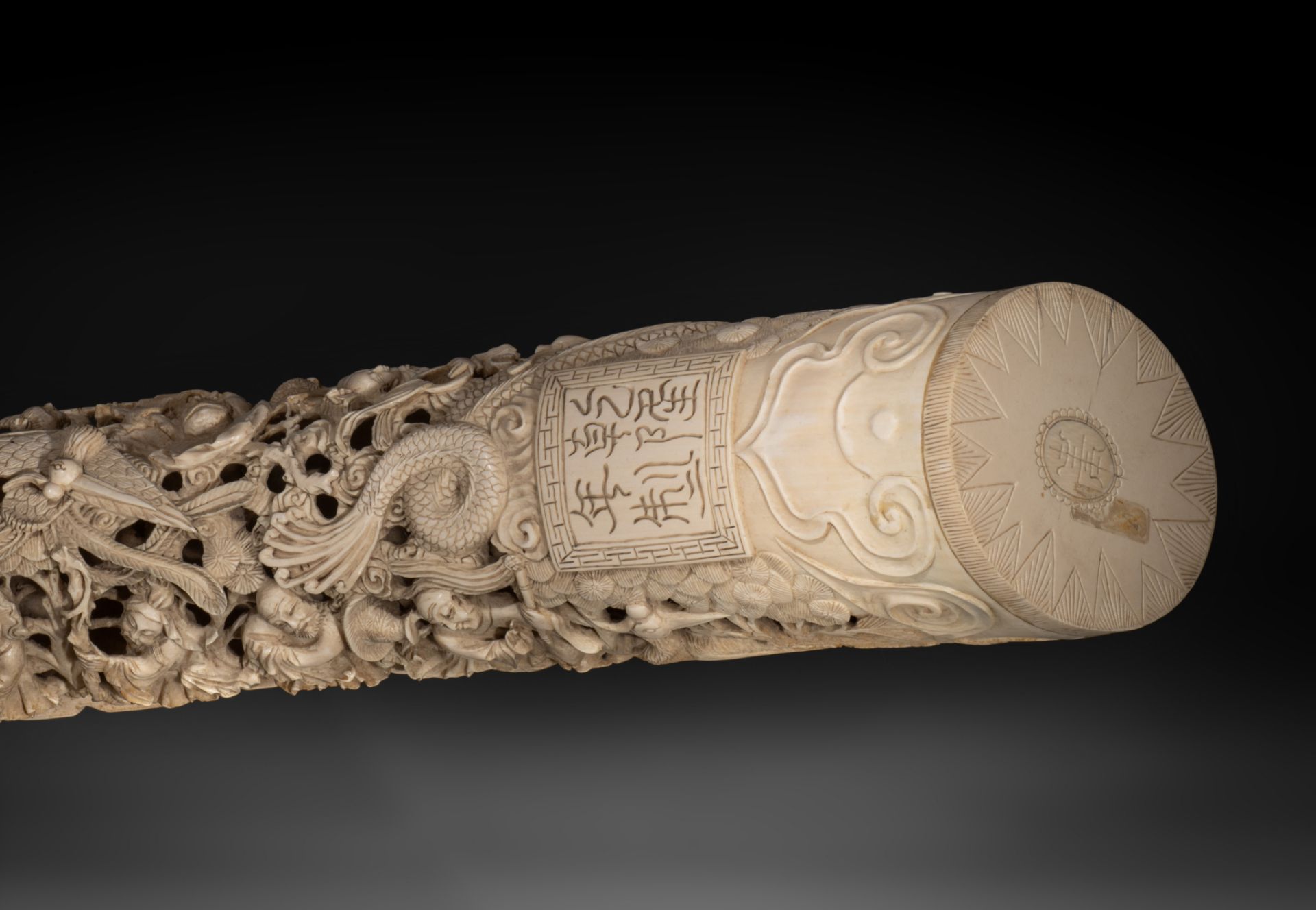 A Chinese sculpted tusk, 1,30 m (outer arch), 1,13 m (inner arch), circumference 39 cm, 5700 g (+) - Image 13 of 15