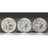Three Chinese famille rose dishes, 18thC, ø 22,3 - 23 cm