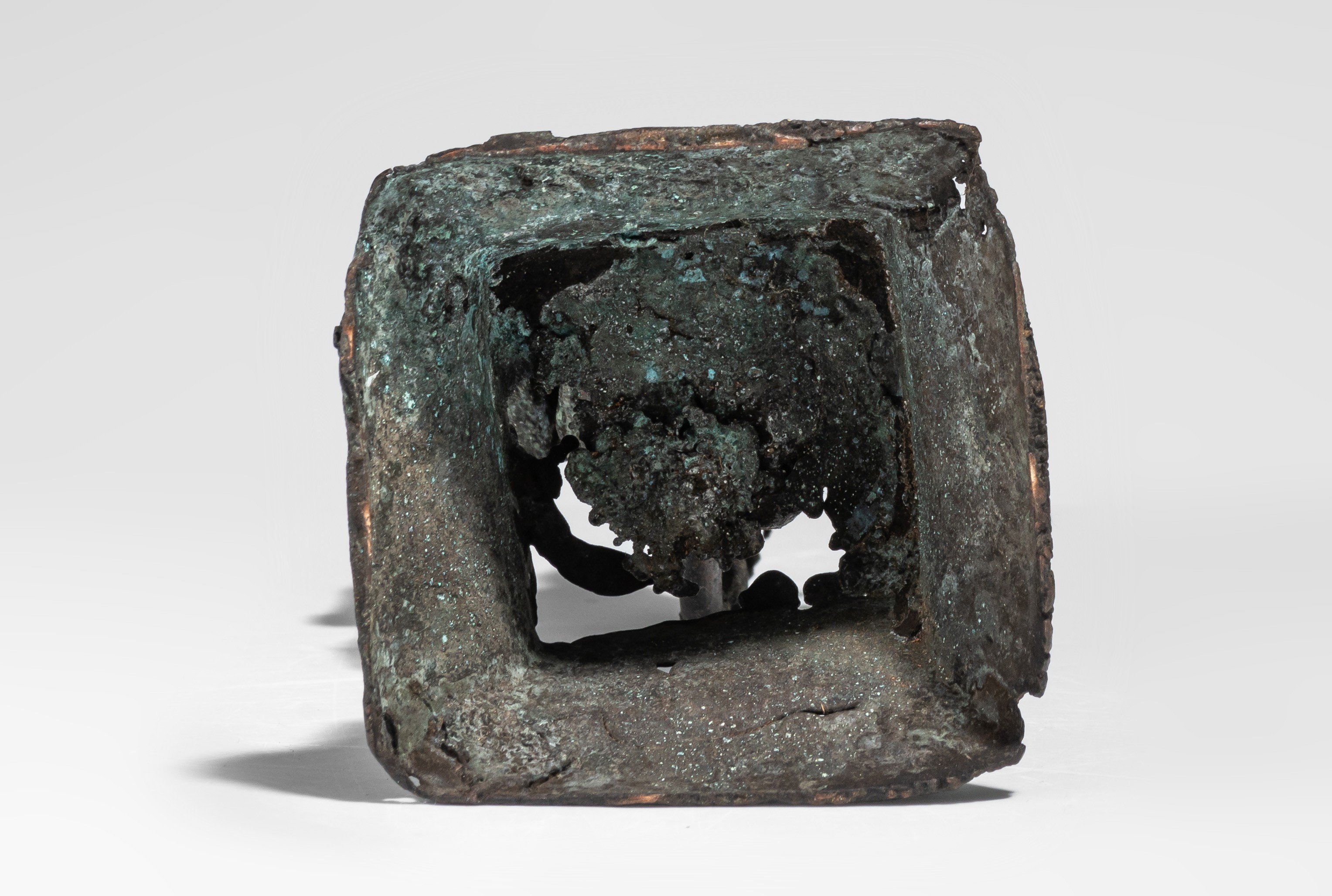 An archaic bronze figure, H 19,5 cm - Image 7 of 8