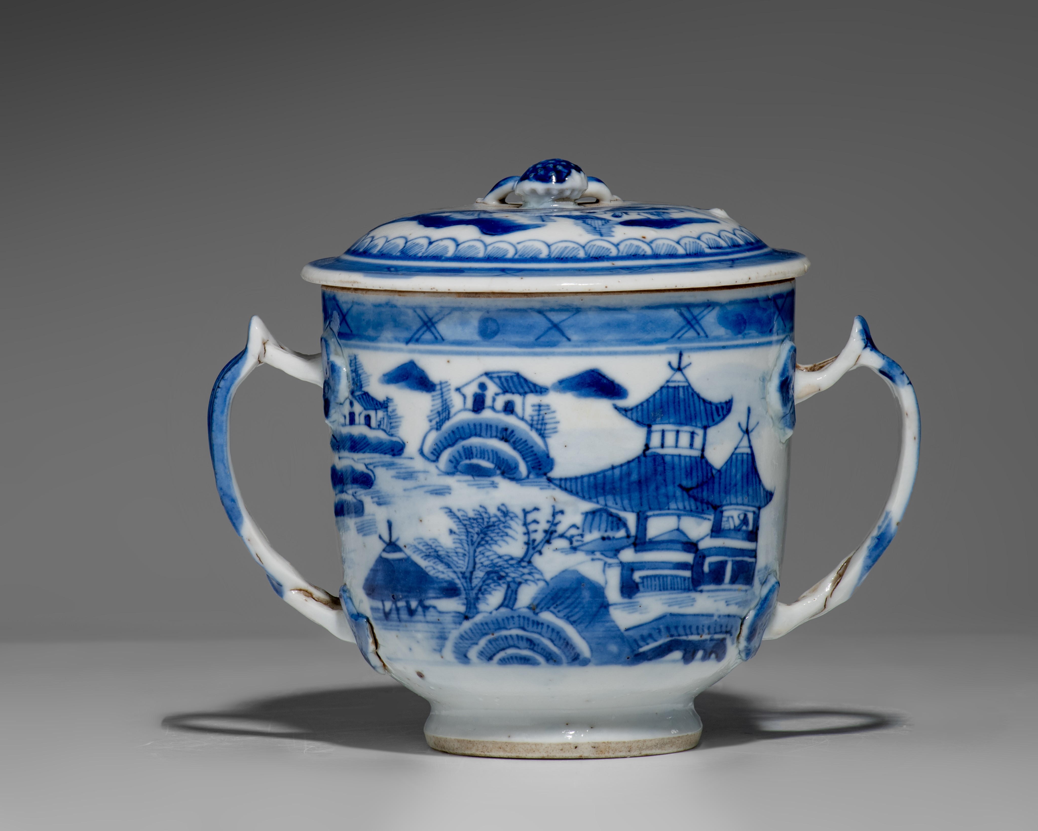 A collection of Chinese blue and white porcelain ware, Qianlong period, largest ø 38 cm - Image 5 of 10