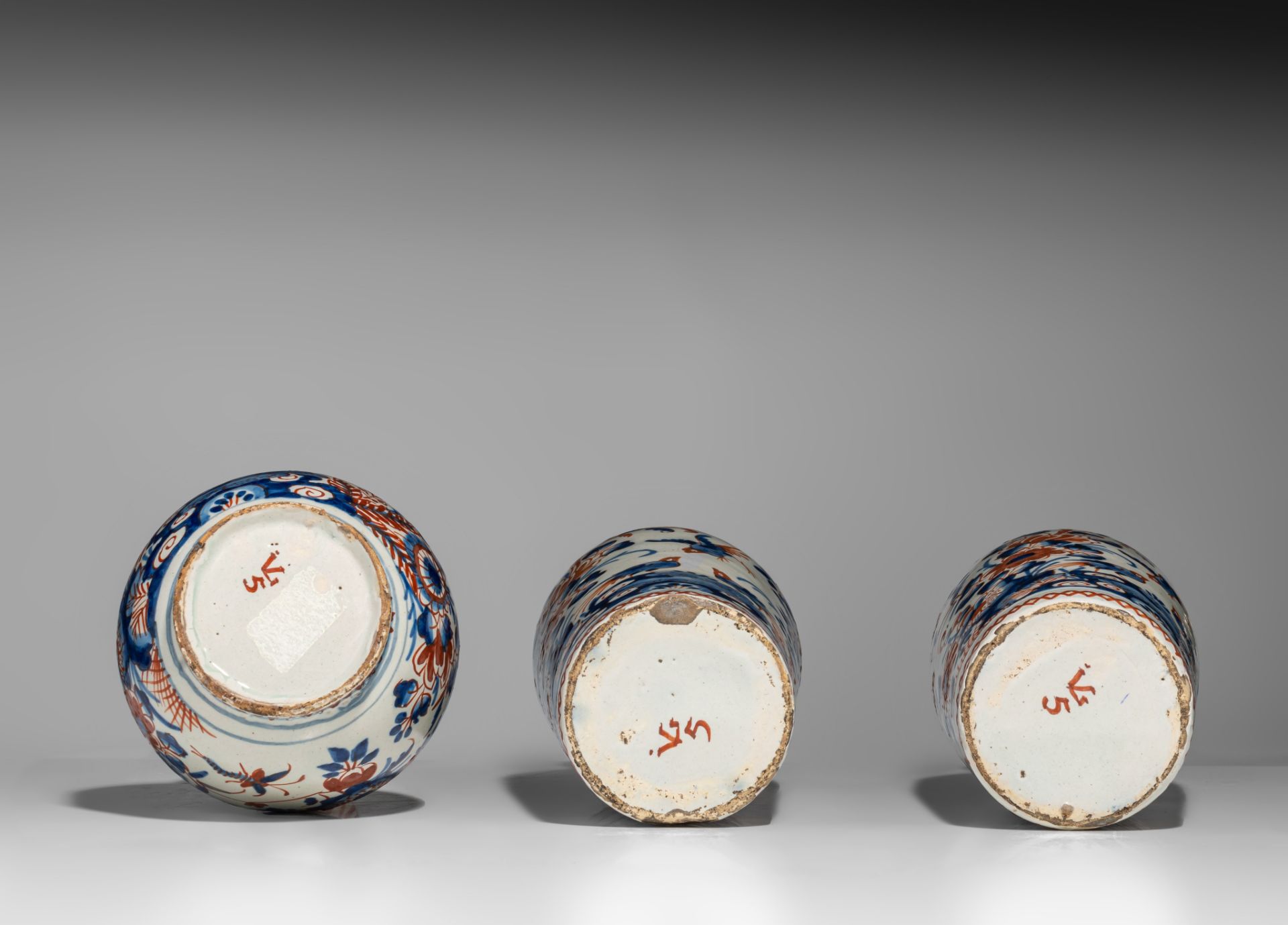 An 18thC Dutch Delft Imari-style cabinet set, H 22 cm - Image 7 of 10