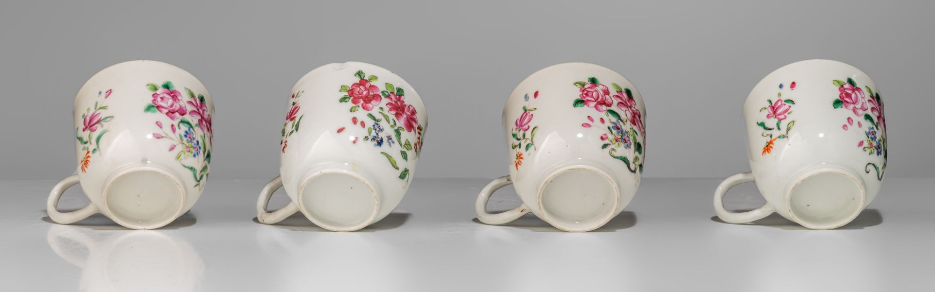 A collection of famille rose and gilt decorated export porcelain ware, 18thC, largest - H 12,5 - 34, - Image 20 of 20