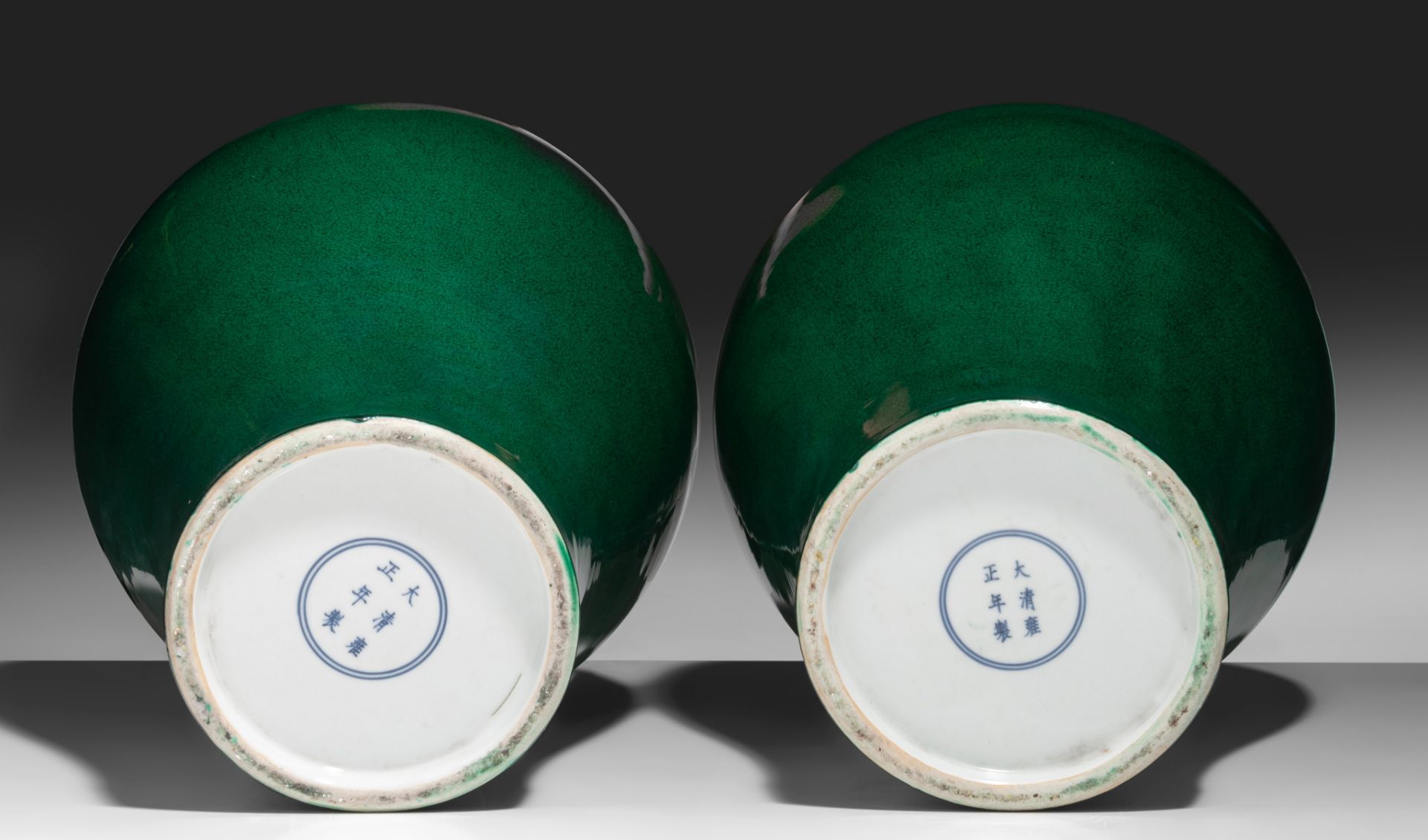 A pair of Chinese monochrome-green glazed meiping vases, with a Yongzheng mark, 20thC, H 38 cm - Bild 7 aus 9