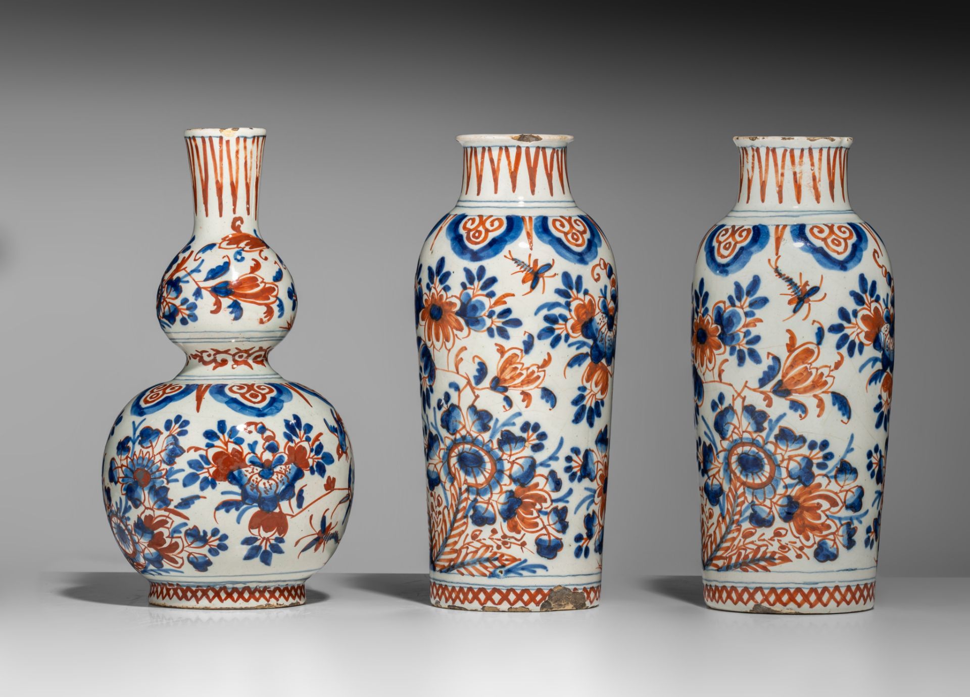 An 18thC Dutch Delft Imari-style cabinet set, H 22 cm - Image 4 of 10