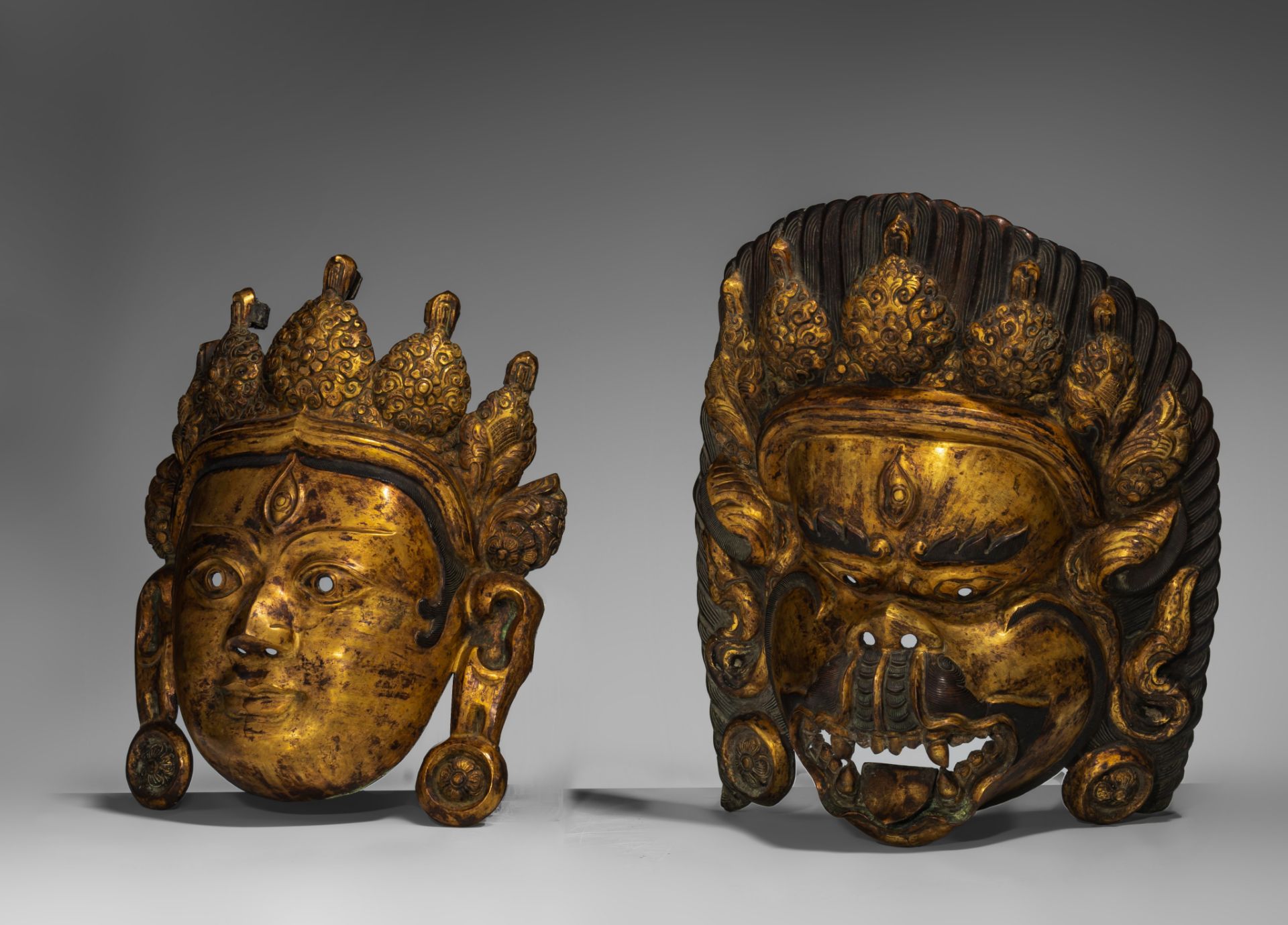 A Sino-Tibetan gilt bronze mask of Bodhisattva and one of a wrathful deity, 20thC, largest 32 x 26 c - Bild 5 aus 5