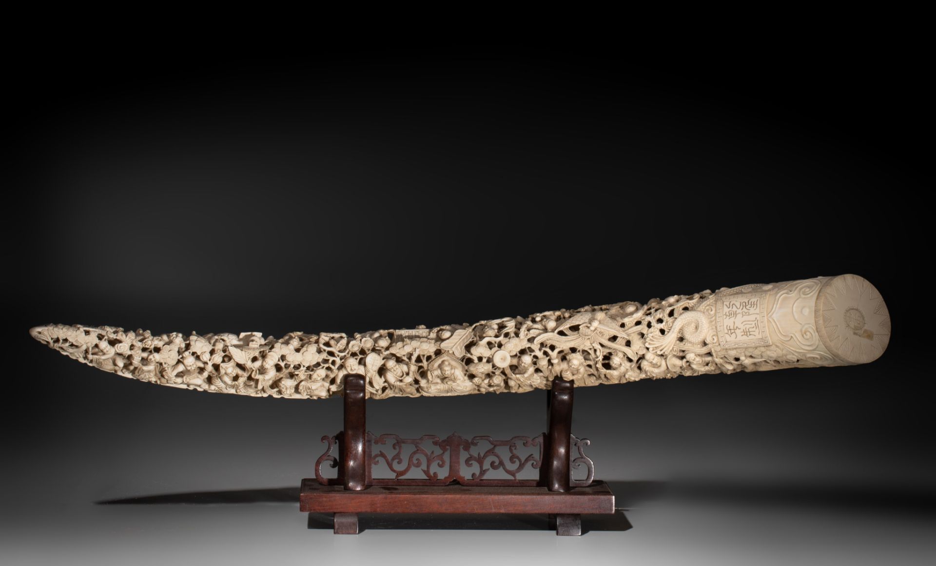 A Chinese sculpted tusk, 1,30 m (outer arch), 1,13 m (inner arch), circumference 39 cm, 5700 g (+) - Image 4 of 15